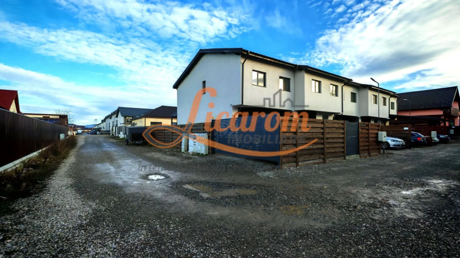 Comision 0. Vila tip DUPLEX ,semimobilata,IZVOR Tarlungeni S+P+E. - Comision 0. Licarom Imobiliare are placerea de a prezenta spre vanzare o vila tip insiruita asezata pe o suprafata de teren de 210 mp,in Cartierul IZVOR -Tarlungeni construita in anul 2022. Constructia este solida din CARAMIDA POROTHERM, este termoizolata foarte bine ,fiind foarte calduroasa. Este dispusa pe S+P+E,avand urmatoarea compozitie: La PARTER avem: hol intrare,baie cu dus, bucatarie open space comuna cu livingul de unde se iese pe terasa si in curtea din spate; La ETAJ avem 3 dormitoare dintre care unul are balcon si o baie mare pe hol, care deserveste cele 3 dormitoare. Bucataria este mobIlata si utilata complet avand mobier la comanda, celelalte incaperi sunt semimobilate,lasand astfel posibilitatea noului proprietar sa isi puna amprenta personala la designul interior. Subsolul este mare, in suprafata de 13 mp. Proprietatea este "La cheie" amenajata cu finisaje moderne,racordata la utilitati curent,gaz,apa si canalizarea este pe regim de fosa septica. Facilitatile zonei: mijloace de transport in comun RATBV, farmacie, magazine alimentare, medic de familie, cabinet veterinar, restaurant, balon fotbal, frizerie/coafor, etc. Pretul este 159000 euro. Pretabila pentru achizitie cu cash sau credit. PROPRIETATEA ESTE LIBERA, DIDPONIBILA OENTRU MUTARE IMEDIATA. INVITAM COLEGII LA COLABORARE. Pentru mai multe informatii si vizionari,nu ezitati sa ne contactati la telefon 0723985424 Consultant Imobiliar Liliana si 0741059397 Consultant imobiliar Calin. }}