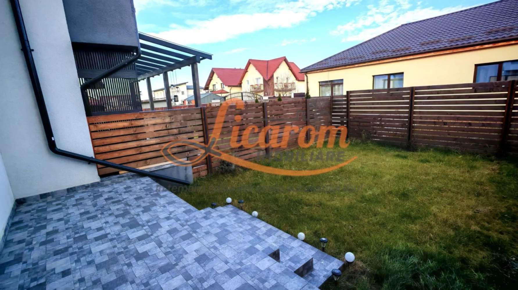 Comision 0. Vila tip DUPLEX ,semimobilata,IZVOR Tarlungeni S+P+E. - Comision 0. Licarom Imobiliare are placerea de a prezenta spre vanzare o vila tip insiruita asezata pe o suprafata de teren de 210 mp,in Cartierul IZVOR -Tarlungeni construita in anul 2022. Constructia este solida din CARAMIDA POROTHERM, este termoizolata foarte bine ,fiind foarte calduroasa. Este dispusa pe S+P+E,avand urmatoarea compozitie: La PARTER avem: hol intrare,baie cu dus, bucatarie open space comuna cu livingul de unde se iese pe terasa si in curtea din spate; La ETAJ avem 3 dormitoare dintre care unul are balcon si o baie mare pe hol, care deserveste cele 3 dormitoare. Bucataria este mobIlata si utilata complet avand mobier la comanda, celelalte incaperi sunt semimobilate,lasand astfel posibilitatea noului proprietar sa isi puna amprenta personala la designul interior. Subsolul este mare, in suprafata de 13 mp. Proprietatea este "La cheie" amenajata cu finisaje moderne,racordata la utilitati curent,gaz,apa si canalizarea este pe regim de fosa septica. Facilitatile zonei: mijloace de transport in comun RATBV, farmacie, magazine alimentare, medic de familie, cabinet veterinar, restaurant, balon fotbal, frizerie/coafor, etc. Pretul este 159000 euro. Pretabila pentru achizitie cu cash sau credit. PROPRIETATEA ESTE LIBERA, DIDPONIBILA OENTRU MUTARE IMEDIATA. INVITAM COLEGII LA COLABORARE. Pentru mai multe informatii si vizionari,nu ezitati sa ne contactati la telefon 0723985424 Consultant Imobiliar Liliana si 0741059397 Consultant imobiliar Calin. }}