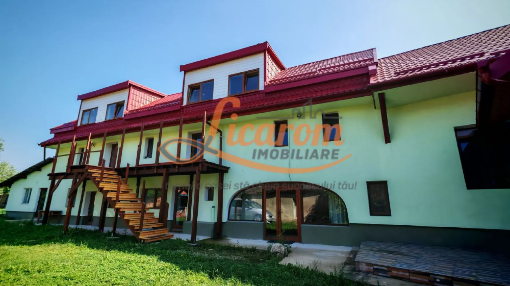 CASA SASEASCA comuna VULCAN,zona foarte buna,teren 3000 mp - Comision 0. Licarom Imobiliare propune spre vanzare o proprietate saseasca in Comuna Vulcan cu POTENTIAL RIDICAT DE INVESTITIE SI EXPLOATARE IN REGIM HOTELIER. Proprietatea este compusa din constructia propriu-zisa si terenul generos in suprafata de 3000 mp. Constructia la randul ei este compusa din corpul principal care a fost reabilitat si este locuibil si corpul din spate unde este inca in curs de amenajare . Zona este foarte buna,in vecinatate fiind imobile construite in acelasi stil ,iar proprietatea este o oaza de relaxare si aer curat,avand o priveliste spre munti care iti taie rasuflarea. Viziunea proprietarului asupra constructiei a fost de a extinde spatiul locuibil,astfel a proiectat si realizat(momentan doar partial) 3 locuinte care in momentul finalizarii,vor putea fi inchiriate,pentru a produce venituri. Proprietatea ofera deaseamenea posibilitatea folosirii in scop agricol a terenului aferent constructiei,sau se poate dezmembra si revinde o suprafata de aproximativ 2000 mp(care este actuala gradina). Pentru mai multe informatii si vizionari,nu ezitati sa ne contactati la telefon 0723985424 Consultant Imobiliar Liliana si 0741059397 Consultant Imobiliar Calin. }}