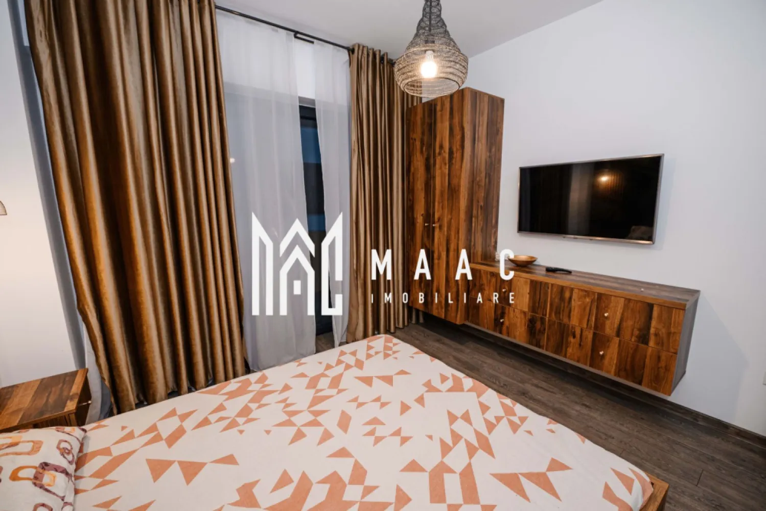 APARTAMENT STUDIO| ETAJ 1| BLOC NOU| DEM RADULESCU - Agenția Maac Imobiliare vinde – Apartament studio modern pe Bulevardul Dem Rădulescu, Râmnicu Vâlcea Agenția Maac Imobiliare vă propune spre vânzare un apartament studio situat într-un bloc nou, pe Bulevardul Dem Rădulescu. Proprietatea se remarcă prin finisaje moderne, mobilier nou și o locație excelentă, ideală atât pentru locuit, cât și pentru investiție. 🏢 Detalii apartament Etaj: 1 / 4 (bloc cu lift) Compartimentare: dormitor, bucătărie open-space cu zonă de living (canapea extensibilă), baie, balcon Suprafață utilă: 45 MP Loc de parcare privat inclus în preț Totul nou, gata de mutat! 🔑 ➡️ Bloc nou, izolat termic, cu lift ➡️ Complet mobilat & utilat – plită, cuptor, frigider, TV, mașină de spălat ➡️ Centrală proprie, aer condiționat ➡️ Loc de parcare privat inclus 🚗 ➡️ Finisaje moderne, balcon generos 🌅 📍 Zonă excelentă, aproape de magazine și transport public 📞 Contactează-ne pentru detalii și vizionări: Maac Imobiliare CP2804199 }}