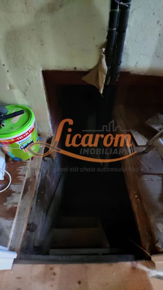 CASA SASEASCA comuna VULCAN,zona foarte buna,teren 3000 mp - Comision 0. Licarom Imobiliare propune spre vanzare o proprietate saseasca in Comuna Vulcan cu POTENTIAL RIDICAT DE INVESTITIE SI EXPLOATARE IN REGIM HOTELIER. Proprietatea este compusa din constructia propriu-zisa si terenul generos in suprafata de 3000 mp. Constructia la randul ei este compusa din corpul principal care a fost reabilitat si este locuibil si corpul din spate unde este inca in curs de amenajare . Zona este foarte buna,in vecinatate fiind imobile construite in acelasi stil ,iar proprietatea este o oaza de relaxare si aer curat,avand o priveliste spre munti care iti taie rasuflarea. Viziunea proprietarului asupra constructiei a fost de a extinde spatiul locuibil,astfel a proiectat si realizat(momentan doar partial) 3 locuinte care in momentul finalizarii,vor putea fi inchiriate,pentru a produce venituri. Proprietatea ofera deaseamenea posibilitatea folosirii in scop agricol a terenului aferent constructiei,sau se poate dezmembra si revinde o suprafata de aproximativ 2000 mp(care este actuala gradina). Pentru mai multe informatii si vizionari,nu ezitati sa ne contactati la telefon 0723985424 Consultant Imobiliar Liliana si 0741059397 Consultant Imobiliar Calin. }}