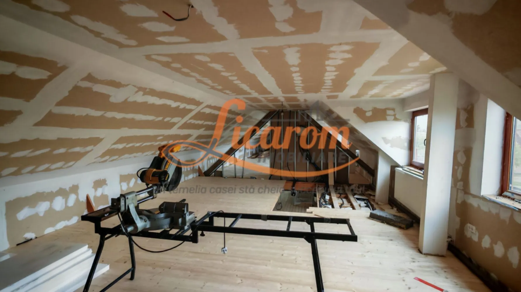 CASA SASEASCA comuna VULCAN,zona foarte buna,teren 3000 mp - Comision 0. Licarom Imobiliare propune spre vanzare o proprietate saseasca in Comuna Vulcan cu POTENTIAL RIDICAT DE INVESTITIE SI EXPLOATARE IN REGIM HOTELIER. Proprietatea este compusa din constructia propriu-zisa si terenul generos in suprafata de 3000 mp. Constructia la randul ei este compusa din corpul principal care a fost reabilitat si este locuibil si corpul din spate unde este inca in curs de amenajare . Zona este foarte buna,in vecinatate fiind imobile construite in acelasi stil ,iar proprietatea este o oaza de relaxare si aer curat,avand o priveliste spre munti care iti taie rasuflarea. Viziunea proprietarului asupra constructiei a fost de a extinde spatiul locuibil,astfel a proiectat si realizat(momentan doar partial) 3 locuinte care in momentul finalizarii,vor putea fi inchiriate,pentru a produce venituri. Proprietatea ofera deaseamenea posibilitatea folosirii in scop agricol a terenului aferent constructiei,sau se poate dezmembra si revinde o suprafata de aproximativ 2000 mp(care este actuala gradina). Pentru mai multe informatii si vizionari,nu ezitati sa ne contactati la telefon 0723985424 Consultant Imobiliar Liliana si 0741059397 Consultant Imobiliar Calin. }}