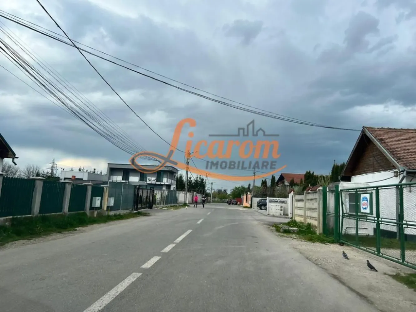 BARTOLOMEU,intravilan,intre case,suprafata de 774 mp,constructii P+2 - LICAROM IMOBILIARE propune spre vanzare in exclusivitate un teren INTRAVILAN in BARTOLOMEU STR HANS EDER in zona plina de dezvoltare urbana. Terenul este intravilan, are Front stadal de 14,7 ml si este intabulat ca si "curti constructii" fiind pretabil pentru locuinta individuala,duplex,triplex sau bloc P+2 - 6. In zona s-au construit mai multe ansambluri de "CASE INSIRUITE". Utiltatile -apa,canalizare,curent si gaz - sunt la 50 m de teren. Toate actele sunt in regula. Detine Certificat de Urbanism. Pretul este 105 euro /mp. Pentru mai multe relatii si vizionari,nu ezitati sa ne contactai la telefon 0741059397 Consultant imobiliar Calin si 0723985424 Consultant imobiliar Liliana. }}