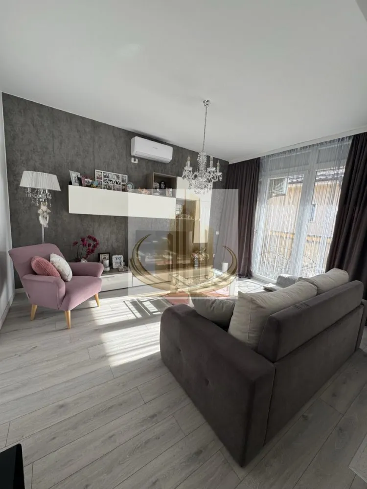 Apartament modern 2 camere, complet mobilat zona IKEA - Grand Mobilis Imobiliare vă propune spre vânzare un apartament cu 2 camere, spațios și luminos, situat într-o zonă foarte bine poziționată din Dumbrăvița, cu acces facil către Timișoara și principalele artere. Proprietatea are o suprafață utilă de 48 mp și este amplasată la etajul 2, fiind ideală atât pentru locuit, cât și pentru investiție. Compartimentare: Living generos open-space cu bucătărie Dormitor spațios Baie Balcon Apartamentul se remarcă prin finisajele moderne alese cu bun gust și prin atenția la detalii, oferind un ambient plăcut și confortabil. Se vinde complet mobilat și utilat, exact ca în fotografii, fiind pregătit pentru mutare imediată. De asemenea, proprietatea a fost foarte puțin locuită. Dotări și beneficii: Aer condiționat Centrală termică proprie Geamuri termopan Rulouri exterioare Bucătărie complet echipată (cuptor, plită, frigider, mașină de spălat) Incalzire in pardoseală Tapet decorativ, perdele și draperii elegante Acces la pod, ideal pentru depozitare Loc de parcare inclus în preț, înscris în CF Localizarea este un mare avantaj, într-o zonă foarte căutată, unde regăsim în imediata apropiere mijloace de transport în comun, restaurante, cafenele și alte puncte de interes, oferind totodată acces rapid către oraș și arterele principale. Preț: 118.000 € Această proprietate reprezintă o alegere excelentă pentru un cuplu sau o persoană singură, dar și pentru investiție, datorită poziționării și cererii ridicate din zonă. Pentru mai multe detalii sau programarea unei vizionări, echipa Grand Mobilis Imobiliare vă stă la dispoziție. ID Inter: CP3024387 }}
