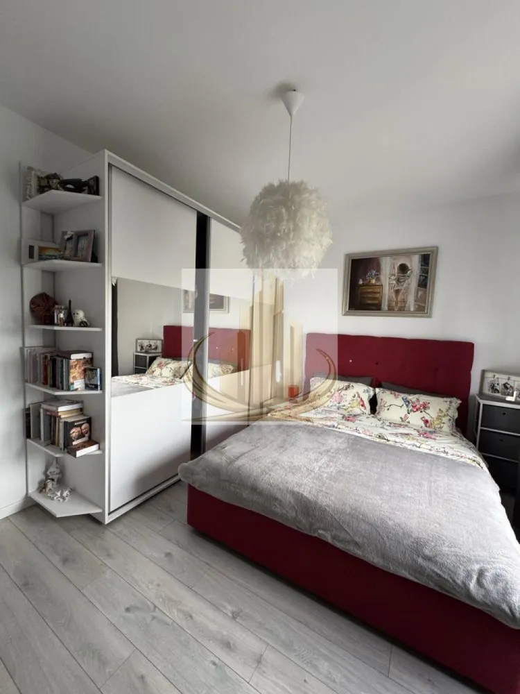 Apartament modern 2 camere, complet mobilat zona IKEA - Grand Mobilis Imobiliare vă propune spre vânzare un apartament cu 2 camere, spațios și luminos, situat într-o zonă foarte bine poziționată din Dumbrăvița, cu acces facil către Timișoara și principalele artere. Proprietatea are o suprafață utilă de 48 mp și este amplasată la etajul 2, fiind ideală atât pentru locuit, cât și pentru investiție. Compartimentare: Living generos open-space cu bucătărie Dormitor spațios Baie Balcon Apartamentul se remarcă prin finisajele moderne alese cu bun gust și prin atenția la detalii, oferind un ambient plăcut și confortabil. Se vinde complet mobilat și utilat, exact ca în fotografii, fiind pregătit pentru mutare imediată. De asemenea, proprietatea a fost foarte puțin locuită. Dotări și beneficii: Aer condiționat Centrală termică proprie Geamuri termopan Rulouri exterioare Bucătărie complet echipată (cuptor, plită, frigider, mașină de spălat) Incalzire in pardoseală Tapet decorativ, perdele și draperii elegante Acces la pod, ideal pentru depozitare Loc de parcare inclus în preț, înscris în CF Localizarea este un mare avantaj, într-o zonă foarte căutată, unde regăsim în imediata apropiere mijloace de transport în comun, restaurante, cafenele și alte puncte de interes, oferind totodată acces rapid către oraș și arterele principale. Preț: 118.000 € Această proprietate reprezintă o alegere excelentă pentru un cuplu sau o persoană singură, dar și pentru investiție, datorită poziționării și cererii ridicate din zonă. Pentru mai multe detalii sau programarea unei vizionări, echipa Grand Mobilis Imobiliare vă stă la dispoziție. ID Inter: CP3024387 }}