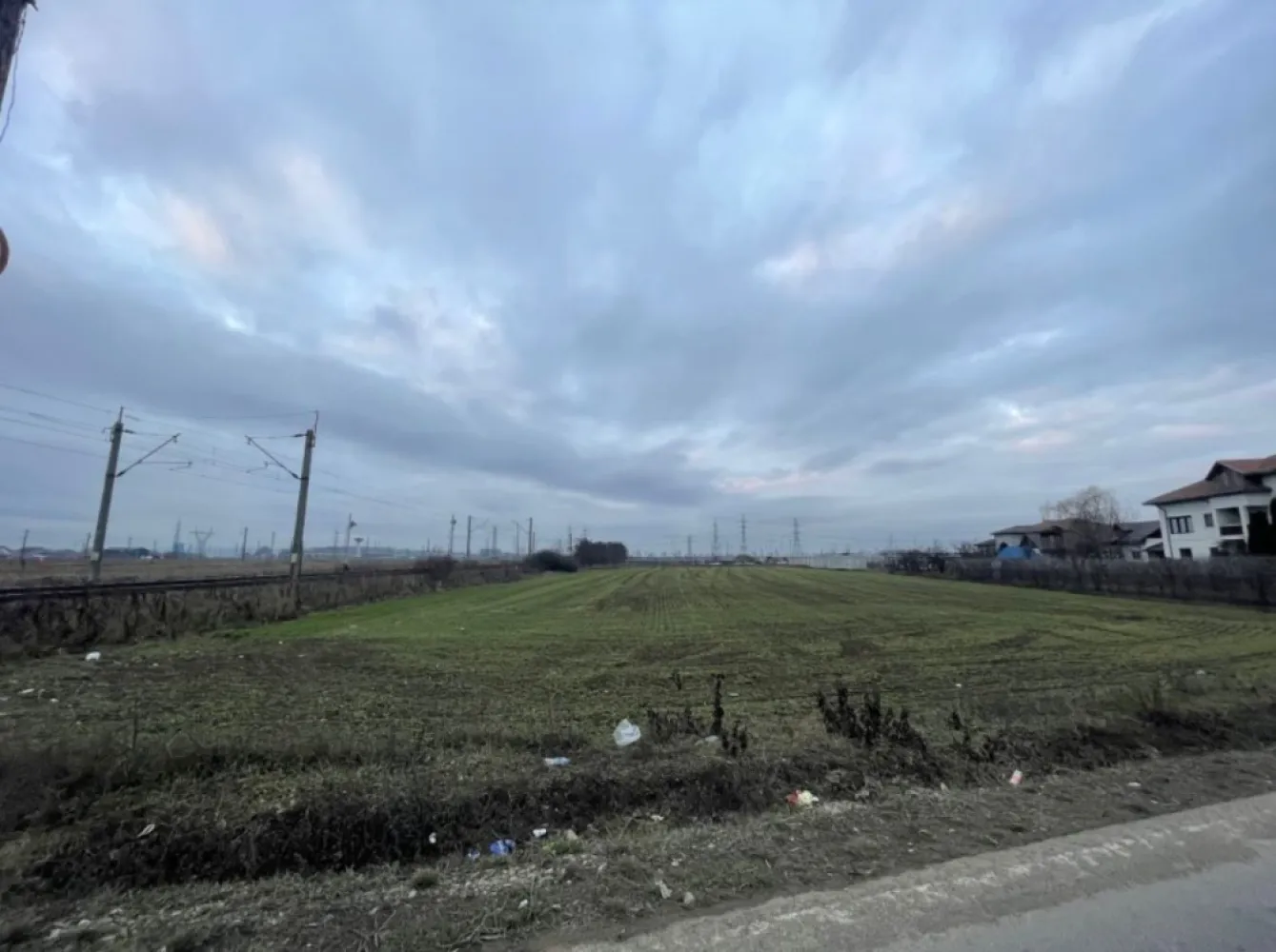 Teren industrial & comercial lângă Dedeman Roman! 📢 - 📍 Locație strategică: 250 m de E85 | Iesire directa la sosea asfaltata, str Liberatii - Drumul Judetean Roman-Cordun | Langa Dedeman | 1 km de viitoarea Autostradă A7 Roman Nord! 💰 Preț: 24 €/mp – ușor negociabil! 🚀 Aceasta este ULTIMA ȘANSĂ! 📌 Dintr-un lot inițial de 7.000 mp ce a fost parcelat, a mai ramas acest lot! 📌 A mai rămas DOAR acest teren de 2.071 mp! ✅ Dimensiuni ideale: 27 x 56 metri ✅ Acces auto de mare tonaj, direct din drumul asfaltat Roman-Cordun ✅ Toate utilitățile disponibile 💡 Ideal pentru: 🏗️ Hale de producție & depozitare 🛍️ Showroom de materiale de construcții, bricolaj, mobilier 🚗 Service auto, stație ITP, spălătorie auto industrială 🏬 Supermarket, magazin de retail sau cash & carry 🚛 Centru logistic & hub de distribuție 🏢 Sediu firmă cu spații administrative și depozit ‼️ Valoarea terenului va crește semnificativ odată cu finalizarea Autostrăzii Moldovei la sfârșitul lunii August 2026 !!! 📞 Sună acum pentru detalii și vizionare: 0735/897.106 📩 Trimite mesaj privat pe whatsapp pentru mai multe informații! 👉 Cei care au cumpărat deja, au văzut potențialul! Acționează acum! 🚀 }}