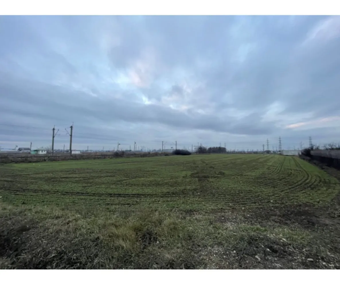 Teren industrial & comercial lângă Dedeman Roman! 📢 - 📍 Locație strategică: 250 m de E85 | Iesire directa la sosea asfaltata, str Liberatii - Drumul Judetean Roman-Cordun | Langa Dedeman | 1 km de viitoarea Autostradă A7 Roman Nord! 💰 Preț: 24 €/mp – ușor negociabil! 🚀 Aceasta este ULTIMA ȘANSĂ! 📌 Dintr-un lot inițial de 7.000 mp ce a fost parcelat, a mai ramas acest lot! 📌 A mai rămas DOAR acest teren de 2.071 mp! ✅ Dimensiuni ideale: 27 x 56 metri ✅ Acces auto de mare tonaj, direct din drumul asfaltat Roman-Cordun ✅ Toate utilitățile disponibile 💡 Ideal pentru: 🏗️ Hale de producție & depozitare 🛍️ Showroom de materiale de construcții, bricolaj, mobilier 🚗 Service auto, stație ITP, spălătorie auto industrială 🏬 Supermarket, magazin de retail sau cash & carry 🚛 Centru logistic & hub de distribuție 🏢 Sediu firmă cu spații administrative și depozit ‼️ Valoarea terenului va crește semnificativ odată cu finalizarea Autostrăzii Moldovei la sfârșitul lunii August 2026 !!! 📞 Sună acum pentru detalii și vizionare: 0735/897.106 📩 Trimite mesaj privat pe whatsapp pentru mai multe informații! 👉 Cei care au cumpărat deja, au văzut potențialul! Acționează acum! 🚀 }}