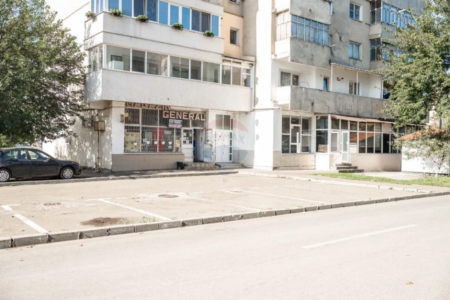 750 €/mp – Spațiu comercial 158 mp intrare Strand lângă Aqua Park - 750 €/mp – preț rar pentru un spațiu comercial la parter! 📍 158 mp la intrarea în Ștrandul Roman, lângă viitorul Aqua-Roman Park (investiție 14,5 milioane €) 💣 Oportunitate de intrare înainte ca zona să crească semnificativ ca valoare. Investește inteligent într-o zonă cu potențial real, în continuă dezvoltare! 📈 Știi care este secretul unei investiții de succes? Locația excelentă, dezvoltarea garantată a zonei și oportunitatea momentului potrivit. 📍 Spațiu de 158 mp, situat strategic exact la intrarea în viitorul Aqua-Roman Park, proiect cu investiție estimată la 14,5 milioane euro, care va genera un flux consistent de turiști și clienți. ________________________________________ ⚙️ Caracteristici tehnice și definitorii: • ✅ 3 căi de acces separate – ideal pentru compartimentare eficientă și flexibilă (comercial, showroom, depozitare, birouri simultan). • ✅ Instalație electrică industrială – Curent trifazic 380V – perfectă pentru producție, utilaje profesionale sau diverse echipamente. • ✅ Coș fum propriu din cărămidă, secțiune 2 x 2 metri, înălțime impresionantă de 20 metri – optim pentru producție, restaurant cu grătar, brutărie sau activități ce necesită evacuare profesională. • ✅ Poziționare avantajoasă – la intrarea in Ștrand si langa viitorul Aqua-Roman Park, zonă ce urmează să devină principalul punct de atracție local si zonal. ________________________________________ 🎯 Ideal pentru multiple utilizări: • Restaurant sau fast-food (coș fum performant) • Sală de evenimente / recreere pentru turiști și comunitatea locală • Showroom, magazine specializate (sportive, produse recreative sau sezoniere) • Birouri administrative, cabinete medicale, laboratoare • Spațiu de producție sau atelier industrial • Depozit, logistică sau spații comerciale variate ________________________________________ 💡 De ce să cumperi ACUM? • 📈 Creșterea rapidă a valorii investiției, odată cu dezvoltarea proiectului Aqua-Roman Park • 📍 Poziție cu potențial real și vizibilitate bună • ⚙️ Flexibilitate mare în amenajare și utilizare, datorită acceselor multiple și facilităților tehnice speciale • 🌟 Preț competitiv pentru o zonă în plină dezvoltare economică și turistică ________________________________________ 💰 Preț vanzare: 129.000€ 💰 Preț promotional: 118.500€ – valabil doar pana pe 31/04/2026! 📞 Sună acum pentru detalii suplimentare: 0735/897.106 📩 Mesaj privat pe WhatsApp pentru stabilire vizionare și detalii tehnice suplimentare! ________________________________________ 👉 Investește acum – profită de oportunitatea prezentului înainte ca zona să devină inaccesibilă financiar în urma dezvoltării masive! 🌟🚀🌊