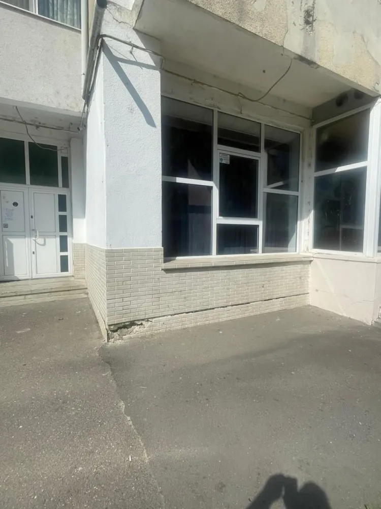 750 €/mp – Spațiu comercial 158 mp intrare Strand lângă Aqua Park - 750 €/mp – preț rar pentru un spațiu comercial la parter! 📍 158 mp la intrarea în Ștrandul Roman, lângă viitorul Aqua-Roman Park (investiție 14,5 milioane €) 💣 Oportunitate de intrare înainte ca zona să crească semnificativ ca valoare. Investește inteligent într-o zonă cu potențial real, în continuă dezvoltare! 📈 Știi care este secretul unei investiții de succes? Locația excelentă, dezvoltarea garantată a zonei și oportunitatea momentului potrivit. 📍 Spațiu de 158 mp, situat strategic exact la intrarea în viitorul Aqua-Roman Park, proiect cu investiție estimată la 14,5 milioane euro, care va genera un flux consistent de turiști și clienți. ________________________________________ ⚙️ Caracteristici tehnice și definitorii: • ✅ 3 căi de acces separate – ideal pentru compartimentare eficientă și flexibilă (comercial, showroom, depozitare, birouri simultan). • ✅ Instalație electrică industrială – Curent trifazic 380V – perfectă pentru producție, utilaje profesionale sau diverse echipamente. • ✅ Coș fum propriu din cărămidă, secțiune 2 x 2 metri, înălțime impresionantă de 20 metri – optim pentru producție, restaurant cu grătar, brutărie sau activități ce necesită evacuare profesională. • ✅ Poziționare avantajoasă – la intrarea in Ștrand si langa viitorul Aqua-Roman Park, zonă ce urmează să devină principalul punct de atracție local si zonal. ________________________________________ 🎯 Ideal pentru multiple utilizări: • Restaurant sau fast-food (coș fum performant) • Sală de evenimente / recreere pentru turiști și comunitatea locală • Showroom, magazine specializate (sportive, produse recreative sau sezoniere) • Birouri administrative, cabinete medicale, laboratoare • Spațiu de producție sau atelier industrial • Depozit, logistică sau spații comerciale variate ________________________________________ 💡 De ce să cumperi ACUM? • 📈 Creșterea rapidă a valorii investiției, odată cu dezvoltarea proiectului Aqua-Roman Park • 📍 Poziție cu potențial real și vizibilitate bună • ⚙️ Flexibilitate mare în amenajare și utilizare, datorită acceselor multiple și facilităților tehnice speciale • 🌟 Preț competitiv pentru o zonă în plină dezvoltare economică și turistică ________________________________________ 💰 Preț vanzare: 129.000€ 💰 Preț promotional: 118.500€ – valabil doar pana pe 31/04/2026! 📞 Sună acum pentru detalii suplimentare: 0735/897.106 📩 Mesaj privat pe WhatsApp pentru stabilire vizionare și detalii tehnice suplimentare! ________________________________________ 👉 Investește acum – profită de oportunitatea prezentului înainte ca zona să devină inaccesibilă financiar în urma dezvoltării masive! 🌟🚀🌊 }}