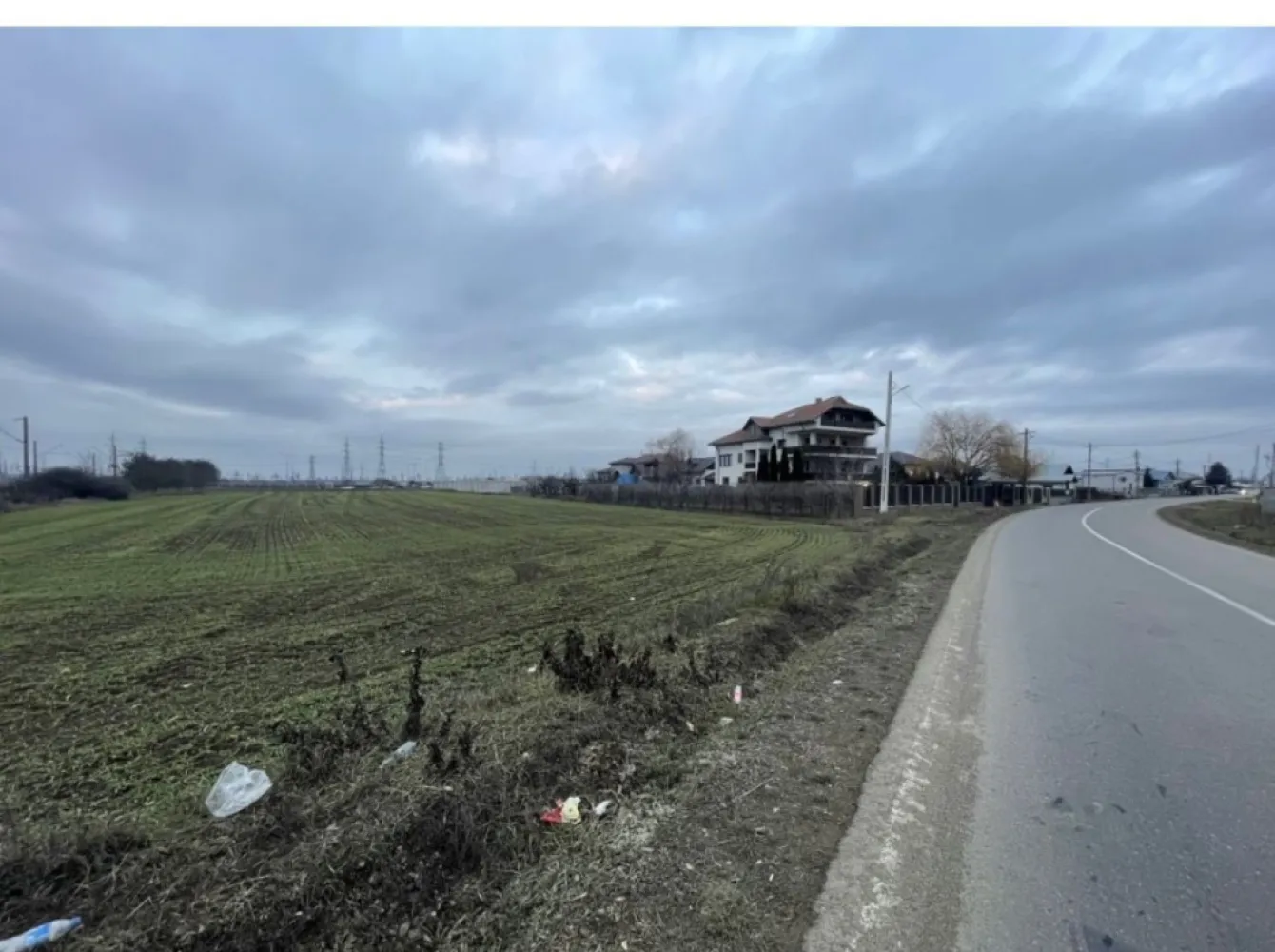 Teren industrial & comercial lângă Dedeman Roman! 📢 - 📍 Locație strategică: 250 m de E85 | Gard comun cu Dedeman | acces privat la strada asfaltata Roman-Cordun | 1 km de viitoarea Autostradă A7 Roman Nord! 💰 Preț: 22 €/mp – ușor negociabil! 🚀 Aceasta este ULTIMA ȘANSĂ! 📌 Dintr-un lot inițial de 7.000 mp ce a fost parcelat, a mai ramas acest lot! 📌 A mai rămas DOAR acest teren de 2.930 mp! ✅ Dimensiuni ideale: 50 x 58 metri ✅ Acces auto de mare tonaj, direct din drumul asfaltat Roman-Cordun ✅ Toate utilitățile disponibile 💡 Ideal pentru: 🏗️ Hale de producție & depozitare 🛍️ Showroom de materiale de construcții, bricolaj, mobilier 🚗 Service auto, stație ITP, spălătorie auto industrială 🏬 Supermarket, magazin de retail sau cash & carry 🚛 Centru logistic & hub de distribuție 🏢 Sediu firmă cu spații administrative și depozit ‼️ Valoarea terenului va crește semnificativ odată cu finalizarea Autostrăzii Moldovei la sfârșitul lunii August 2026! 📞 Sună acum pentru detalii și vizionare: 0735/897.106 📩 Trimite mesaj privat pe whatsapp pentru mai multe informații! 👉 Cei care au cumpărat deja, au văzut potențialul! Acționează acum! 🚀 }}