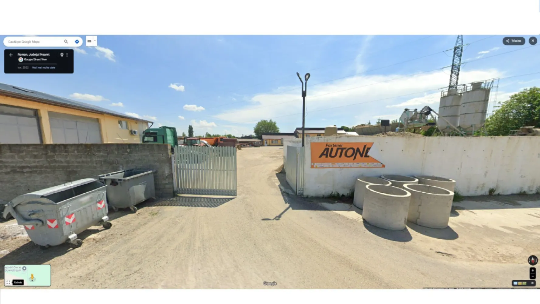 De vânzare Teren intravilan 7.000 mp cu infrastructură completă Roman - O oportunitate unică de investiție în zona industrială a orașului Roman, pe Str. Tirului – teren intravilan compact, complet amenajat, cu infrastructură funcțională și spații administrative și industriale deja construite. Ideal pentru dezvoltare logistică, spații de producție, showroom, service auto, curierat sau mică industrie. ________________________________________ 📐 Caracteristici proprietate: • Suprafață totală teren: 7.000 mp • Peste 3.000 mp betonate – platformă rezistentă, ideală pentru acces utilaje, TIR-uri, parcare sau depozitare exterioară • 600 mp clădiri existente – compuse din: • spații administrative (birouri complet utilate) • locuințe cu toate dotările • Hală industrială 450 mp + birouri la etaj (deasupra halei) ________________________________________ ⚡ Utilități și dotări tehnice: • Curent electric 380V cu transformator propriu 50 kW • Apă curentă și fosă septică proprie • 2 centrale termice pe gaz metan • 2 centrale pe peleți (variantă ecologică, eficientă) • Instalație termică nouă • Acoperiș nou (2021) • Toate clădirile sunt izolate termic cu polistiren ________________________________________ 🏢 Dotări suplimentare: • Birourile sunt complet și perfect echipate, mobilate și funcționale – se predau exact în starea actuală, fără a fi dezafectate • Acces facil, poziționare excelentă pentru activități logistice sau industriale ________________________________________ 📌 Avantaje cheie: ✔️ Investiție pregătită pentru operare imediată ✔️ Potențial de extindere sau reconversie ✔️ Conectivitate rapidă cu zone industriale, municipiu Roman și șosele de tranzit ✔️ Clădiri funcționale cu dotări tehnice solide ✔️ Potrivit și pentru dezvoltări mixte: producție, birouri, locuințe de serviciu ________________________________________ 📞 Pentru detalii suplimentare, vizionare sau documentație completă, vă stăm cu plăcere la dispoziție. Marius Puscasu Click Imobiliare Tel. 0735 897 106