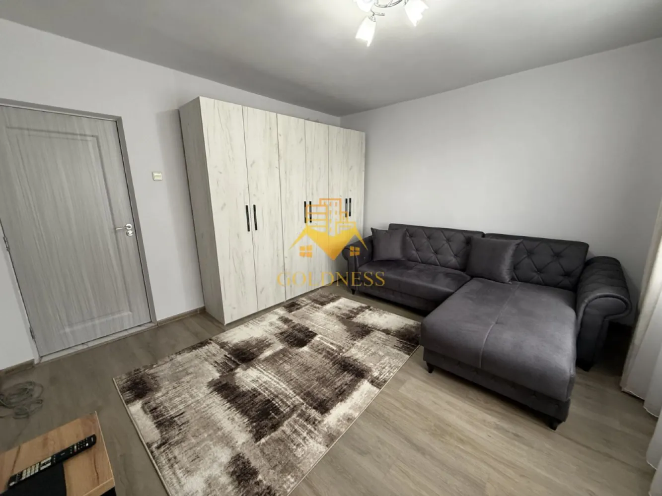 2 camere decomandate, balcon, Manastur, Mehedinti, Minerva, Profi - GOLDNESS Imobiliare vă propune spre închiriere un apartament cu 2 camere complet mobilat și utilat, la etajul 7 într-un imobil de 10 etaje, în Cartierul Manastur . Se poate parca prin zona. Se află în apropierea stațiilor de transport în comun, magazine, restaurante, spații verzi, farmacii, etc. Apartamentul este compartimentat astfel: - dormitor cu pat matrimonial, dressing, noptiere - dormitor cu canapea extensibila, dresing - bucatarie complet utilată și mobilată, loc de servit masa - baie cu cabina de dus, calorifer port prosop și dulap pentru depozitare. - balcon de 3 mp. Imobilul este dotat cu toate cele necesare- centrală proprie, frigider, aragaz, hotă, mașină de spălat haine, etc. Dacă sunteți interesați de acest apartament și doriți să îl vizionați, dar și pentru alte oferte nu ezitați să ne contactați telefonic sau prin e-mail. Vă stăm la dispoziție! Pentru intermediere se percepe un comision de 50% din prețul chiriei! }}