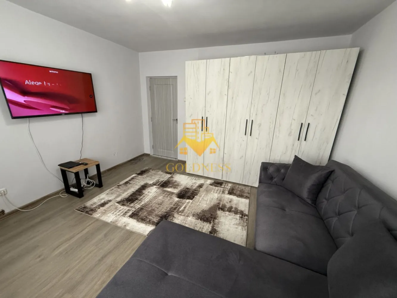 2 camere decomandate, balcon, Manastur, Mehedinti, Minerva, Profi - GOLDNESS Imobiliare vă propune spre închiriere un apartament cu 2 camere complet mobilat și utilat, la etajul 7 într-un imobil de 10 etaje, în Cartierul Manastur . Se poate parca prin zona. Se află în apropierea stațiilor de transport în comun, magazine, restaurante, spații verzi, farmacii, etc. Apartamentul este compartimentat astfel: - dormitor cu pat matrimonial, dressing, noptiere - dormitor cu canapea extensibila, dresing - bucatarie complet utilată și mobilată, loc de servit masa - baie cu cabina de dus, calorifer port prosop și dulap pentru depozitare. - balcon de 3 mp. Imobilul este dotat cu toate cele necesare- centrală proprie, frigider, aragaz, hotă, mașină de spălat haine, etc. Dacă sunteți interesați de acest apartament și doriți să îl vizionați, dar și pentru alte oferte nu ezitați să ne contactați telefonic sau prin e-mail. Vă stăm la dispoziție! Pentru intermediere se percepe un comision de 50% din prețul chiriei! }}