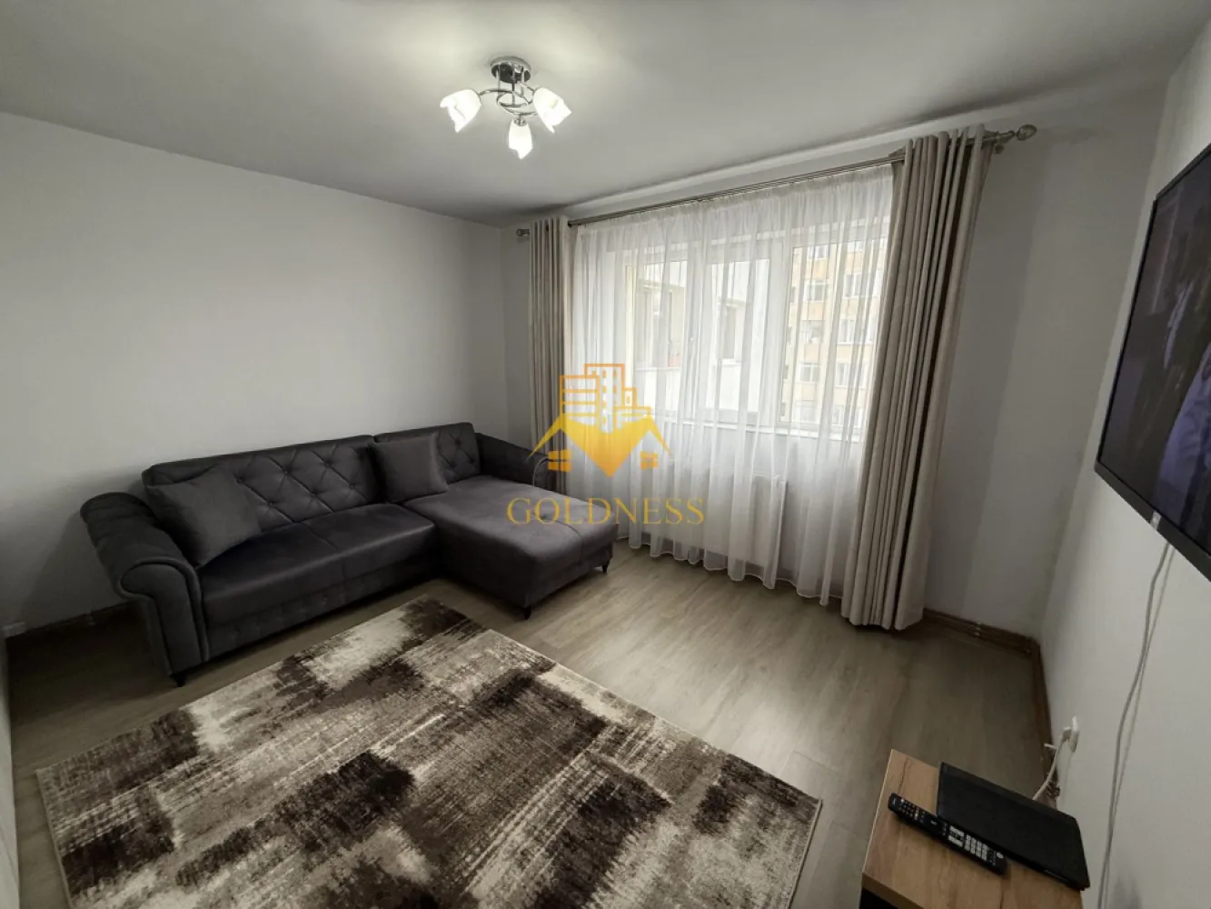 2 camere decomandate, balcon, Manastur, Mehedinti, Minerva, Profi - GOLDNESS Imobiliare vă propune spre închiriere un apartament cu 2 camere complet mobilat și utilat, la etajul 7 într-un imobil de 10 etaje, în Cartierul Manastur . Se poate parca prin zona. Se află în apropierea stațiilor de transport în comun, magazine, restaurante, spații verzi, farmacii, etc. Apartamentul este compartimentat astfel: - dormitor cu pat matrimonial, dressing, noptiere - dormitor cu canapea extensibila, dresing - bucatarie complet utilată și mobilată, loc de servit masa - baie cu cabina de dus, calorifer port prosop și dulap pentru depozitare. - balcon de 3 mp. Imobilul este dotat cu toate cele necesare- centrală proprie, frigider, aragaz, hotă, mașină de spălat haine, etc. Dacă sunteți interesați de acest apartament și doriți să îl vizionați, dar și pentru alte oferte nu ezitați să ne contactați telefonic sau prin e-mail. Vă stăm la dispoziție! Pentru intermediere se percepe un comision de 50% din prețul chiriei! }}