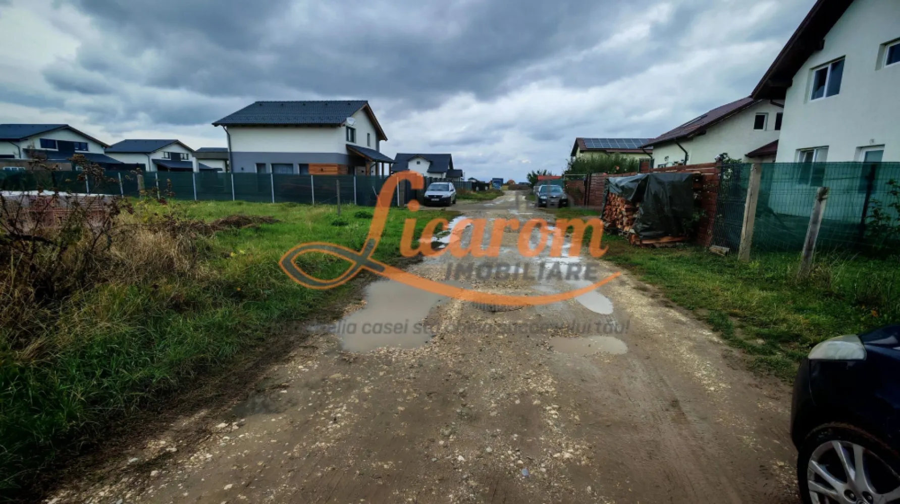 Teren intravilan 500 mp localitatea Cristian Brasov pret 58000 euro - Agentia Licarom Imobiliare propune spre vanzare o parcela de teren intravilan in suprafata de 500 mp in localitatea Cristian . Terenul este plan, si are forma de dreptunghi avand urmatoarele dimensiuni : Front stradal 22 ml x25 ml . La marginea terenului avem urmatoarele utilitati : curent , apa, canal iar la aprox 50 m este reteaua de gaz. Pretul este de 58000 euro . Pentru mai multe detalii,nu ezitati sa ne contactati la telefon 0741059397 Consultant imobiliar Calin; 0723985424 Consultant imobiliar Liliana.