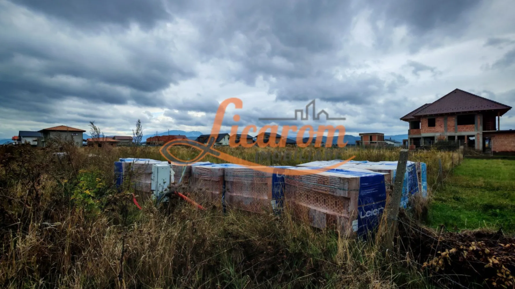 Teren intravilan 500 mp localitatea Cristian Brasov pret 58000 euro - Agentia Licarom Imobiliare propune spre vanzare o parcela de teren intravilan in suprafata de 500 mp in localitatea Cristian . Terenul este plan, si are forma de dreptunghi avand urmatoarele dimensiuni : Front stradal 22 ml x25 ml . La marginea terenului avem urmatoarele utilitati : curent , apa, canal iar la aprox 50 m este reteaua de gaz. Pretul este de 58000 euro . Pentru mai multe detalii,nu ezitati sa ne contactati la telefon 0741059397 Consultant imobiliar Calin; 0723985424 Consultant imobiliar Liliana. }}