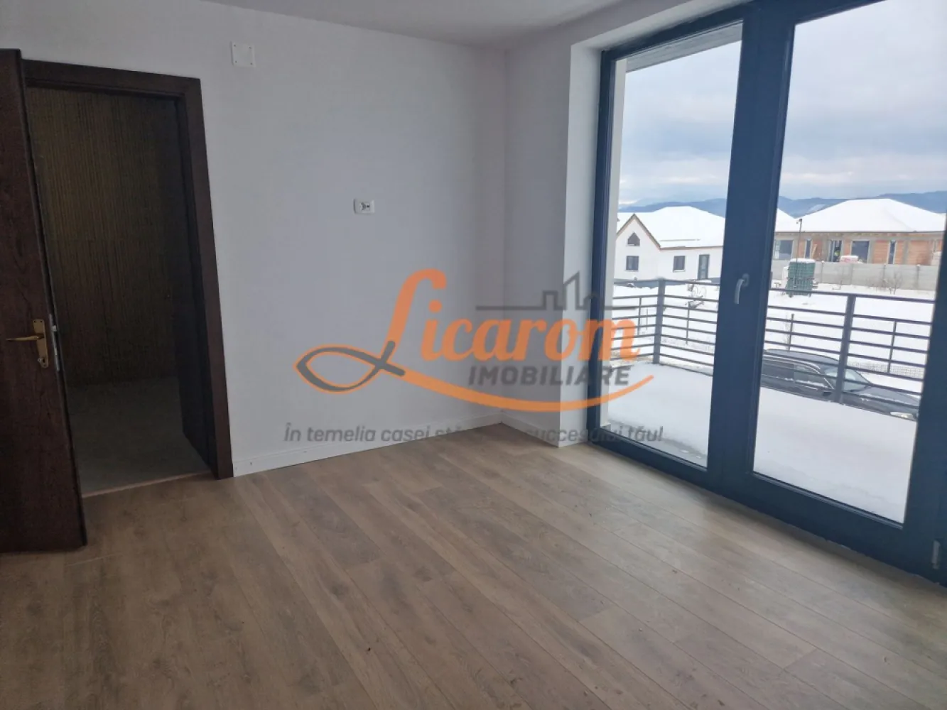 Vila "La Cheie"P+E in Cristian zona in dezvoltare,teren 600 mp - Licarom Imobiliare propune spre vanzare o vila noua construita "La Cheie" in Cristian zona de vile,aflata in dezvoltare. Proprietatea este compusa din teren in suprafata totala de 600 mp,imprejmuit cu gard de sarma,si vila dispusa pe Parter si Etaj Constructia este realizata din materiale foarte bune: caramida Porotherm,termoizolatie exterioara si ferestre termopan cu 3 foi de sticla si tamplarie Salamander. Dispunerea spatiului locuibil este dupa cum urmeaza: La parter este un hol generos la intrare,o baie de serviciu si o camera tehnica,apoi urmeaza bucatarie separata si inchisa cu usa ,camara, si livingul care are iesirea pe terasa. La Etaj avem 3 dormitoare,dintre care unul matrimonial cu baie proprie,iar altele doua sunt deservite de o baie aflata pe hol. Tot din holul de la etaj se poate accesa podul printr-o scara de mansarda. Casa este complet amenajata cu finisaje de calitate : gresie,faianta,parchet,incalzirea se realizeaza prin pardoseala atat la parter cat si la etaj, de la centrala termica proprie alimentata cu gaz. Casa se vinde cu bucataria mobilata. Terenul are acces auto in curte. Pretul este 305000 euro negociabil. Pentru mai multe relatii si vizionari,nu ezitati sa ne contactati la telefon 0741059397 Consultant imobiliar Calin si 0723985424 Consultant imobiliar Liliana.