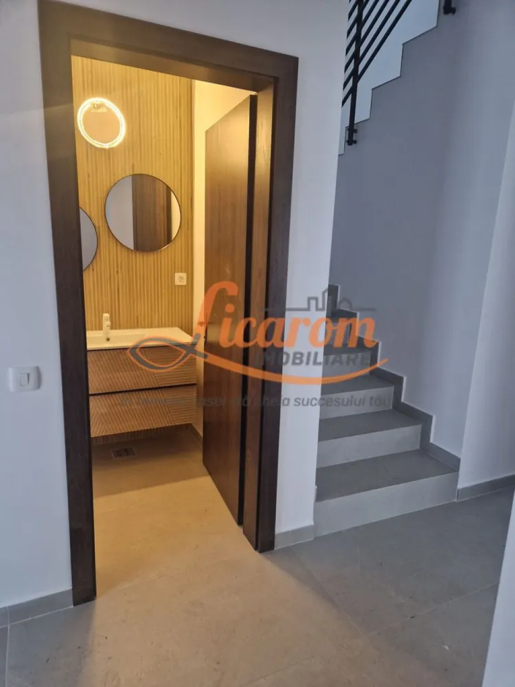 Vila "La Cheie"P+E in Cristian zona in dezvoltare,teren 600 mp - Licarom Imobiliare propune spre vanzare o vila noua construita "La Cheie" in Cristian zona de vile,aflata in dezvoltare. Proprietatea este compusa din teren in suprafata totala de 600 mp,imprejmuit cu gard de sarma,si vila dispusa pe Parter si Etaj Constructia este realizata din materiale foarte bune: caramida Porotherm,termoizolatie exterioara si ferestre termopan cu 3 foi de sticla si tamplarie Salamander. Dispunerea spatiului locuibil este dupa cum urmeaza: La parter este un hol generos la intrare,o baie de serviciu si o camera tehnica,apoi urmeaza bucatarie separata si inchisa cu usa ,camara, si livingul care are iesirea pe terasa. La Etaj avem 3 dormitoare,dintre care unul matrimonial cu baie proprie,iar altele doua sunt deservite de o baie aflata pe hol. Tot din holul de la etaj se poate accesa podul printr-o scara de mansarda. Casa este complet amenajata cu finisaje de calitate : gresie,faianta,parchet,incalzirea se realizeaza prin pardoseala atat la parter cat si la etaj, de la centrala termica proprie alimentata cu gaz. Casa se vinde cu bucataria mobilata. Terenul are acces auto in curte. Pretul este 305000 euro negociabil. Pentru mai multe relatii si vizionari,nu ezitati sa ne contactati la telefon 0741059397 Consultant imobiliar Calin si 0723985424 Consultant imobiliar Liliana. }}