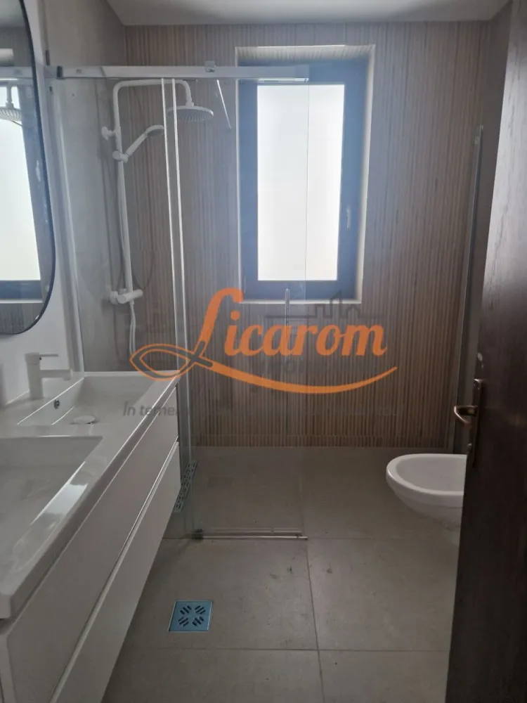 Vila "La Cheie"P+E in Cristian zona in dezvoltare,teren 600 mp - Licarom Imobiliare propune spre vanzare o vila noua construita "La Cheie" in Cristian zona de vile,aflata in dezvoltare. Proprietatea este compusa din teren in suprafata totala de 600 mp,imprejmuit cu gard de sarma,si vila dispusa pe Parter si Etaj Constructia este realizata din materiale foarte bune: caramida Porotherm,termoizolatie exterioara si ferestre termopan cu 3 foi de sticla si tamplarie Salamander. Dispunerea spatiului locuibil este dupa cum urmeaza: La parter este un hol generos la intrare,o baie de serviciu si o camera tehnica,apoi urmeaza bucatarie separata si inchisa cu usa ,camara, si livingul care are iesirea pe terasa. La Etaj avem 3 dormitoare,dintre care unul matrimonial cu baie proprie,iar altele doua sunt deservite de o baie aflata pe hol. Tot din holul de la etaj se poate accesa podul printr-o scara de mansarda. Casa este complet amenajata cu finisaje de calitate : gresie,faianta,parchet,incalzirea se realizeaza prin pardoseala atat la parter cat si la etaj, de la centrala termica proprie alimentata cu gaz. Casa se vinde cu bucataria mobilata. Terenul are acces auto in curte. Pretul este 305000 euro negociabil. Pentru mai multe relatii si vizionari,nu ezitati sa ne contactati la telefon 0741059397 Consultant imobiliar Calin si 0723985424 Consultant imobiliar Liliana. }}