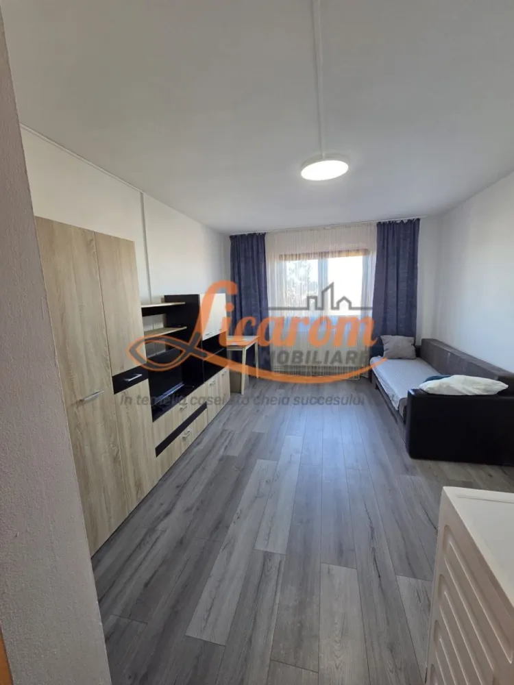 Garsoniera 22 mp,transformata din camera de camin,recent renovata. - Licarom imobiliare propune spre vanzare o garsoniera in zona Blumana,apropiere de Coca Cola,situata la etajul 1 al unui bloc de 4 etaje. Garsoniera a fost recent renovata si este amenajata cu gresie,faianta,vopsea lavabila,usa metalica la intrare si usa din PVC la baie. Incalzirea se face cu centrala termica de palier,este o garsoniera foarte calduroasa , intr-un bloc linistit, fiind foarte insorita are costuri de intretinere mici ( 100 lei vara si aprox 200 lei iarna, in functie de consumul de apa). Blocul este termoizolat la exterior si a fost initial un bloc de camere de camin care ulterior a fost transformat in garsoniere. Garsoniera va fi dotata partial cu mobilier si va fi utilata cu frgider,aragaz si masina de spalat rufe.Garsoniera este situata in nordul Brasovului, la cateva sute de metri de Paradisul Acvatic si la aprox. 3 km de Centrul Vechi (Livada Poștei). In zona se afla multe magazine, inclusiv Kaufland, la cateva minute de mers pe jos. Se poate ajunge facil pe jos (aprx. 15 min / 1km) si la Auchan (in Coresi Shopping Resort) si Lidl. Pretul este 39500 euro negociabil. Pentru mai multe detalii sau pentru a programa o vizionare, nu ezitati sa ne contactati la 0723985424 Consultant imobiliar Liliana.