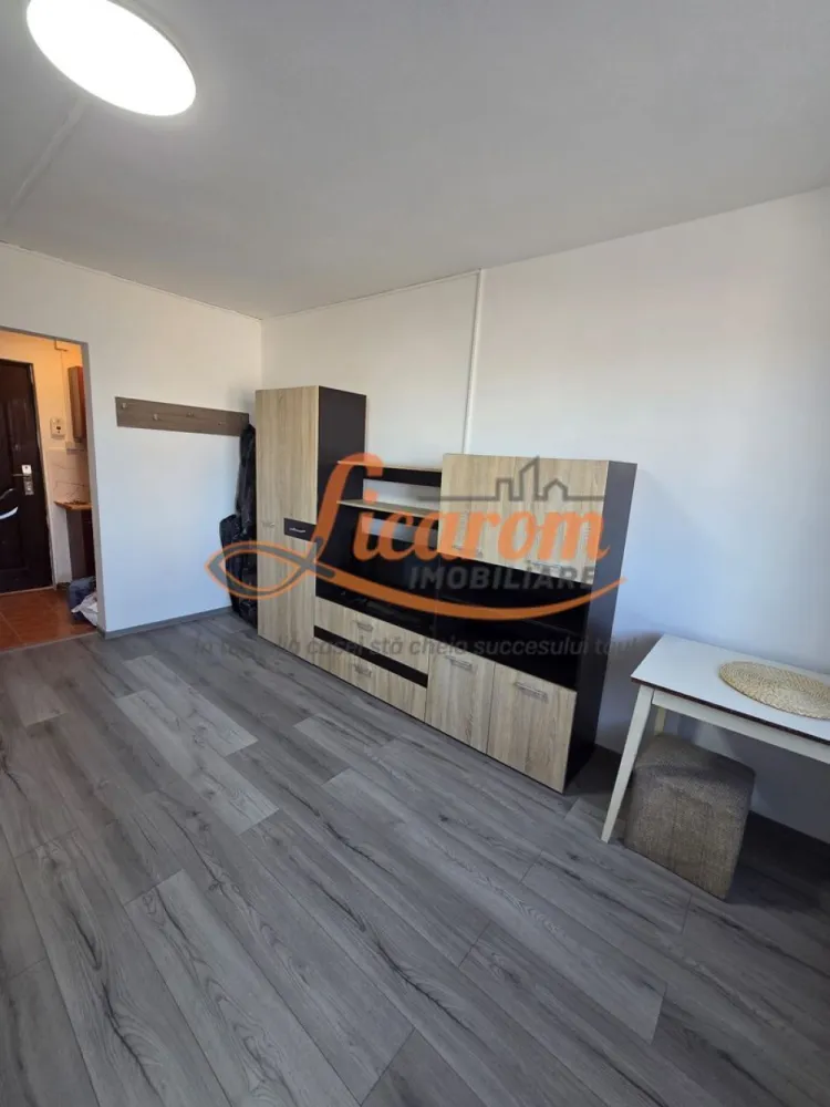 Garsoniera 22 mp,transformata din camera de camin,recent renovata. - Licarom imobiliare propune spre vanzare o garsoniera in zona Blumana,apropiere de Coca Cola,situata la etajul 1 al unui bloc de 4 etaje. Garsoniera a fost recent renovata si este amenajata cu gresie,faianta,vopsea lavabila,usa metalica la intrare si usa din PVC la baie. Incalzirea se face cu centrala termica de palier,este o garsoniera foarte calduroasa , intr-un bloc linistit, fiind foarte insorita are costuri de intretinere mici ( 100 lei vara si aprox 200 lei iarna, in functie de consumul de apa). Blocul este termoizolat la exterior si a fost initial un bloc de camere de camin care ulterior a fost transformat in garsoniere. Garsoniera va fi dotata partial cu mobilier si va fi utilata cu frgider,aragaz si masina de spalat rufe.Garsoniera este situata in nordul Brasovului, la cateva sute de metri de Paradisul Acvatic si la aprox. 3 km de Centrul Vechi (Livada Poștei). In zona se afla multe magazine, inclusiv Kaufland, la cateva minute de mers pe jos. Se poate ajunge facil pe jos (aprx. 15 min / 1km) si la Auchan (in Coresi Shopping Resort) si Lidl. Pretul este 39500 euro negociabil. Pentru mai multe detalii sau pentru a programa o vizionare, nu ezitati sa ne contactati la 0723985424 Consultant imobiliar Liliana. }}