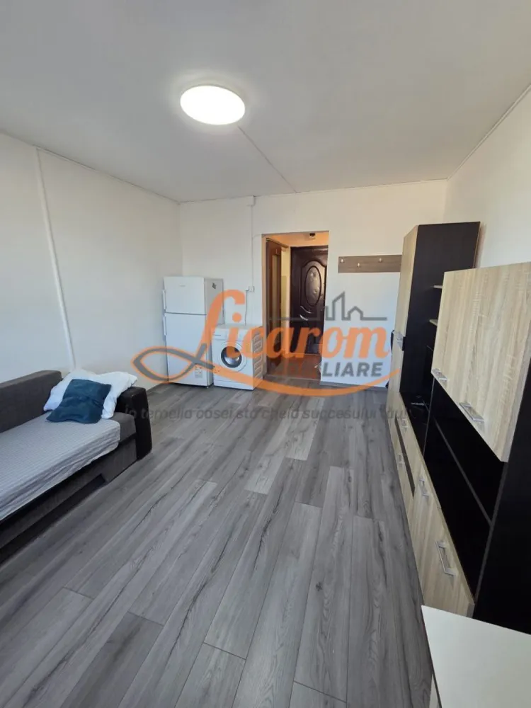 Garsoniera 22 mp,transformata din camera de camin,recent renovata. - Licarom imobiliare propune spre vanzare o garsoniera in zona Blumana,apropiere de Coca Cola,situata la etajul 1 al unui bloc de 4 etaje. Garsoniera a fost recent renovata si este amenajata cu gresie,faianta,vopsea lavabila,usa metalica la intrare si usa din PVC la baie. Incalzirea se face cu centrala termica de palier,este o garsoniera foarte calduroasa , intr-un bloc linistit, fiind foarte insorita are costuri de intretinere mici ( 100 lei vara si aprox 200 lei iarna, in functie de consumul de apa). Blocul este termoizolat la exterior si a fost initial un bloc de camere de camin care ulterior a fost transformat in garsoniere. Garsoniera va fi dotata partial cu mobilier si va fi utilata cu frgider,aragaz si masina de spalat rufe.Garsoniera este situata in nordul Brasovului, la cateva sute de metri de Paradisul Acvatic si la aprox. 3 km de Centrul Vechi (Livada Poștei). In zona se afla multe magazine, inclusiv Kaufland, la cateva minute de mers pe jos. Se poate ajunge facil pe jos (aprx. 15 min / 1km) si la Auchan (in Coresi Shopping Resort) si Lidl. Pretul este 39500 euro negociabil. Pentru mai multe detalii sau pentru a programa o vizionare, nu ezitati sa ne contactati la 0723985424 Consultant imobiliar Liliana. }}