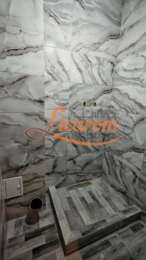 Garsoniera 22 mp,transformata din camera de camin,recent renovata. - Licarom imobiliare propune spre vanzare o garsoniera in zona Blumana,apropiere de Coca Cola,situata la etajul 1 al unui bloc de 4 etaje. Garsoniera a fost recent renovata si este amenajata cu gresie,faianta,vopsea lavabila,usa metalica la intrare si usa din PVC la baie. Incalzirea se face cu centrala termica de palier,este o garsoniera foarte calduroasa , intr-un bloc linistit, fiind foarte insorita are costuri de intretinere mici ( 100 lei vara si aprox 200 lei iarna, in functie de consumul de apa). Blocul este termoizolat la exterior si a fost initial un bloc de camere de camin care ulterior a fost transformat in garsoniere. Garsoniera va fi dotata partial cu mobilier si va fi utilata cu frgider,aragaz si masina de spalat rufe.Garsoniera este situata in nordul Brasovului, la cateva sute de metri de Paradisul Acvatic si la aprox. 3 km de Centrul Vechi (Livada Poștei). In zona se afla multe magazine, inclusiv Kaufland, la cateva minute de mers pe jos. Se poate ajunge facil pe jos (aprx. 15 min / 1km) si la Auchan (in Coresi Shopping Resort) si Lidl. Pretul este 39500 euro negociabil. Pentru mai multe detalii sau pentru a programa o vizionare, nu ezitati sa ne contactati la 0723985424 Consultant imobiliar Liliana. }}