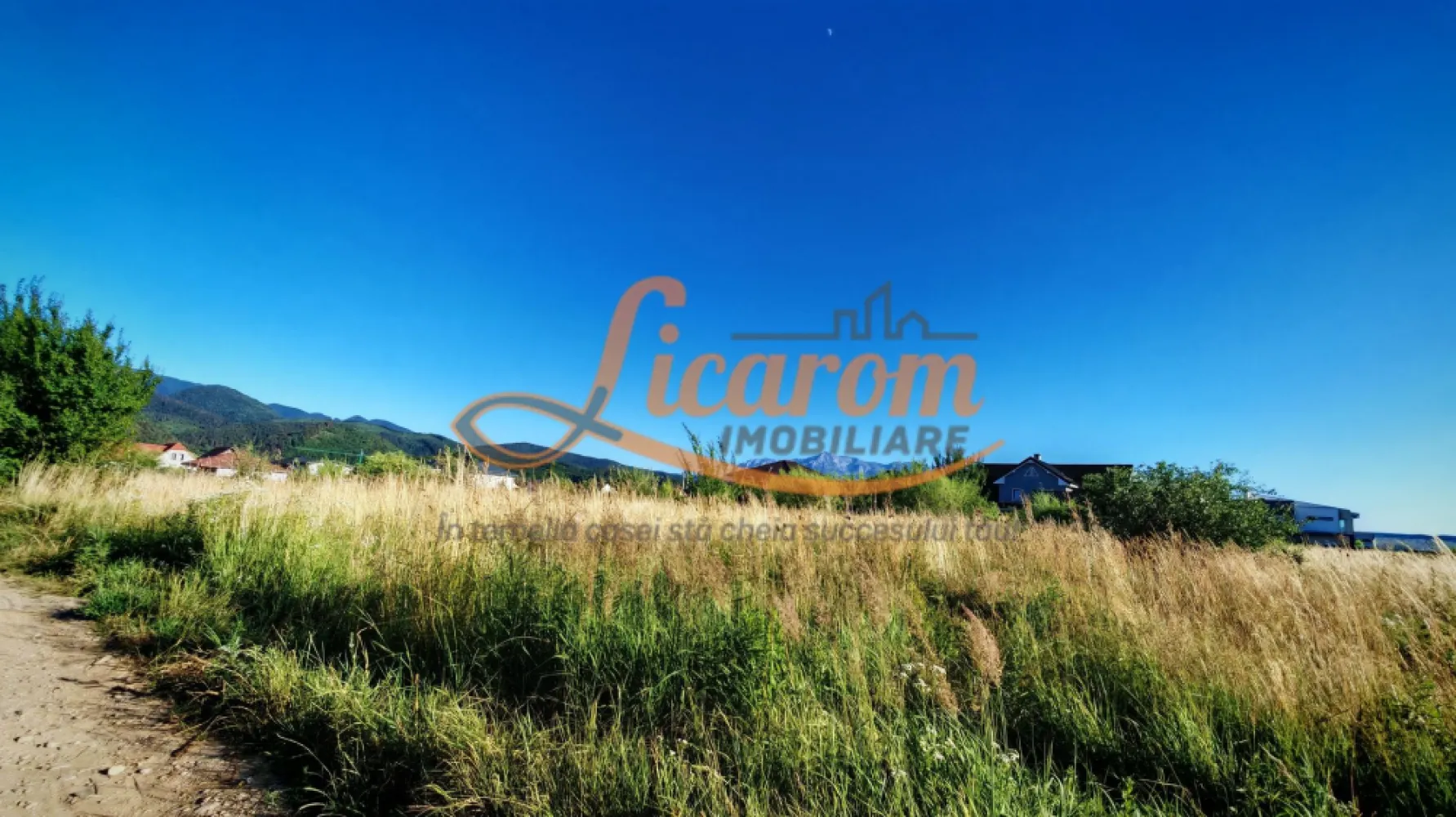 Teren intravilan 1000 mp pt construcții case Cristian str Nisipului - Licarom Imobiliare propune spre vanzare un teren intravilan în Comuna Cristian zona de vile în plina dezvoltare. Terenul este în suprafață de 1000 mp cu un Front Stradal de 20 m situat pe o strada cu iluminat stradal și între vile nou construite. Toate utilitățile apa, canalizarea, curentul electric și gazul se afla la o distanta de 40 m de parcela. Toate actele sunt in regula ; detine CF, PUZ si conform Certificatului de Urbanism POT este 30% și CUT este 0,8. Terenul este intabulat ca și curți construcții,regimul de înălțime este S+P+1E, pretabil pentru vile individuale sau cuplate( duplex). Prețul parcelei este 105000 euro. Pentru mai multe detalii si vizionari, nu ezitati sa ne contactati la telefon 0741059397 Consultant imobiliar Calin