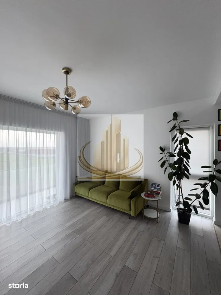 Apartament 2 camere | et 2| Mobilat, utilat | Dumbravita - Grand Mobilis Imobiliare vă propune spre vânzare un apartament modern cu 2 camere, situat într-o zonă liniștită și în plină dezvoltare din Dumbrăvița, ideal pentru tineri profesioniști, cupluri sau familii mici. Caracteristici principale: Suprafață utilă: 51,2 mp Suprafață totală: 58,9 mp Balcon generos: 7,7 mp 2 locuri de parcare incluse An construcție: 2020 Etaj: 2 din 2 (fără vecini deasupra) Încălzire în pardoseală cu centrală proprie + aer condiționat Se vinde complet mobilat și utilat Compartimentare: Living spațios (16,9 mp) cu acces la balcon Bucătărie open space (cu posibilitate de închidere) Dormitor (12,8 mp) cu dulap încorporat Baie (5,5 mp) cu cadă și mașină de spălat Hol + vestibul Balcon generos, ideal pentru relaxare Deși livingul este open space, compartimentarea actuală permite cu ușurință închiderea bucătăriei, oferind flexibilitate în funcție de preferințele viitorului proprietar. Finisaje și dotări: Parchet laminat de calitate superioară Gresie și faianță moderne Tâmplărie PVC cu geam termopan Uși interioare moderne Corpuri de iluminat moderne Draperii și perdele de calitate Instalații electrice și sanitare noi Localizare și avantaje: Proprietatea este situată într-o zonă foarte bine conectată, cu acces rapid către Timișoara și principalele artere. În apropiere regăsim magazine, farmacii, parc, instituții publice, mijloace de transport în comun, precum și școli și grădinițe în dezvoltare. Avantaje suplimentare: 2 locuri de parcare incluse – un beneficiu rar în zonă Balcon peste media pieței, ideal pentru relaxare Etaj final – mai multă liniște și intimitate Construcție relativ nouă – standarde moderne Mobilat și utilat complet – mutare imediată Zonă în dezvoltare – potențial excelent de apreciere Preț: 120.000 € (negociabil) Disponibil imediat. Această proprietate este ideală atât pentru locuință personală, cât și pentru investiție, datorită randamentului ridicat de închiriere din zonă și cererii constante. Pentru mai multe detalii sau programarea unei vizionări, echipa Grand Mobilis Imobiliare vă stă la dispoziție. ID Intern: CP3024465