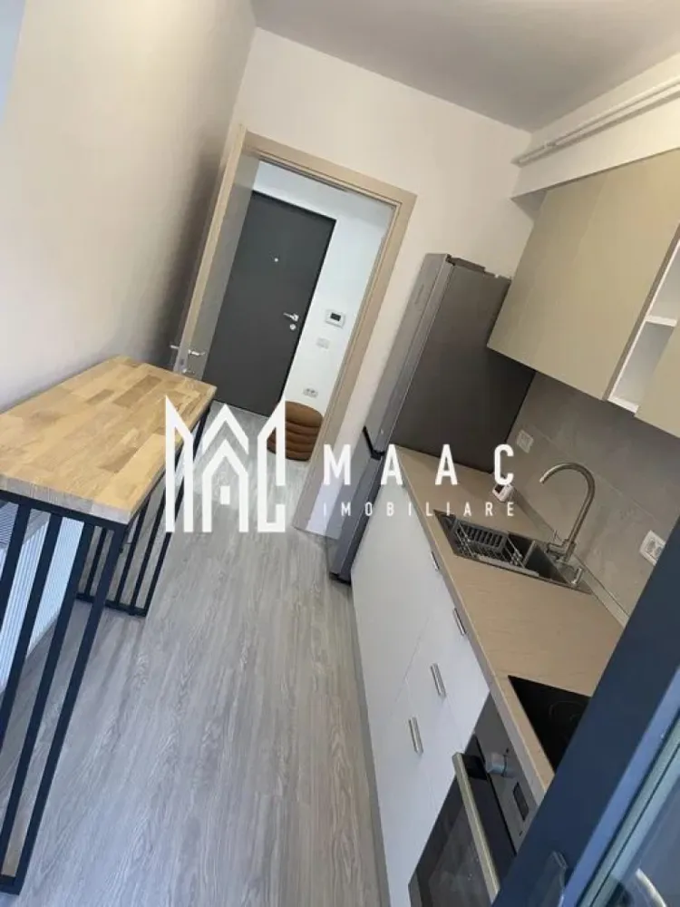 GARSONIERA DE INCHIRIAT| PARC ZAVOI| PRIMA INCHIRIERE - 🏡 Garsonieră spațioasă și elegantă în Park Residence – prima închiriere! Descoperă confortul și eleganța acestei garsoniere moderne, situată în complexul Park Residence, la doar câteva minute de centrul orașului. 📐 Suprafață: 45 mp 🏢 Etaj: 8 / 10 📅 An construcție: 2024 🌄 Vedere: spre Dealul Capela Compartimentare: cameră spațioasă și luminoasă bucătărie separată baie modernă hol generos terasă amplă, perfectă pentru relaxare Dotări și avantaje: ✨ Complet mobilată și utilată lux 🔥 Centrală termică proprie ❄️ Aer condiționat 🚗 Loc de parcare privat 🪑 Mobilier de terasă și scaunele de bucătărie urmează să fie livrate 📍 Locație excelentă – aproape de centru, într-o zonă liniștită și modernă. 📞 Prima închiriere! Pentru mai multe detalii sau pentru a programa o vizionare, nu ezitați să ne contactați. CP2804051 }}