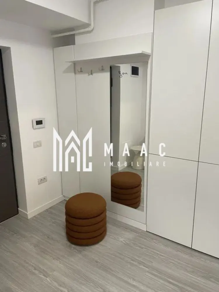 GARSONIERA DE INCHIRIAT| PARC ZAVOI| PRIMA INCHIRIERE - 🏡 Garsonieră spațioasă și elegantă în Park Residence – prima închiriere! Descoperă confortul și eleganța acestei garsoniere moderne, situată în complexul Park Residence, la doar câteva minute de centrul orașului. 📐 Suprafață: 45 mp 🏢 Etaj: 8 / 10 📅 An construcție: 2024 🌄 Vedere: spre Dealul Capela Compartimentare: cameră spațioasă și luminoasă bucătărie separată baie modernă hol generos terasă amplă, perfectă pentru relaxare Dotări și avantaje: ✨ Complet mobilată și utilată lux 🔥 Centrală termică proprie ❄️ Aer condiționat 🚗 Loc de parcare privat 🪑 Mobilier de terasă și scaunele de bucătărie urmează să fie livrate 📍 Locație excelentă – aproape de centru, într-o zonă liniștită și modernă. 📞 Prima închiriere! Pentru mai multe detalii sau pentru a programa o vizionare, nu ezitați să ne contactați. CP2804051 }}