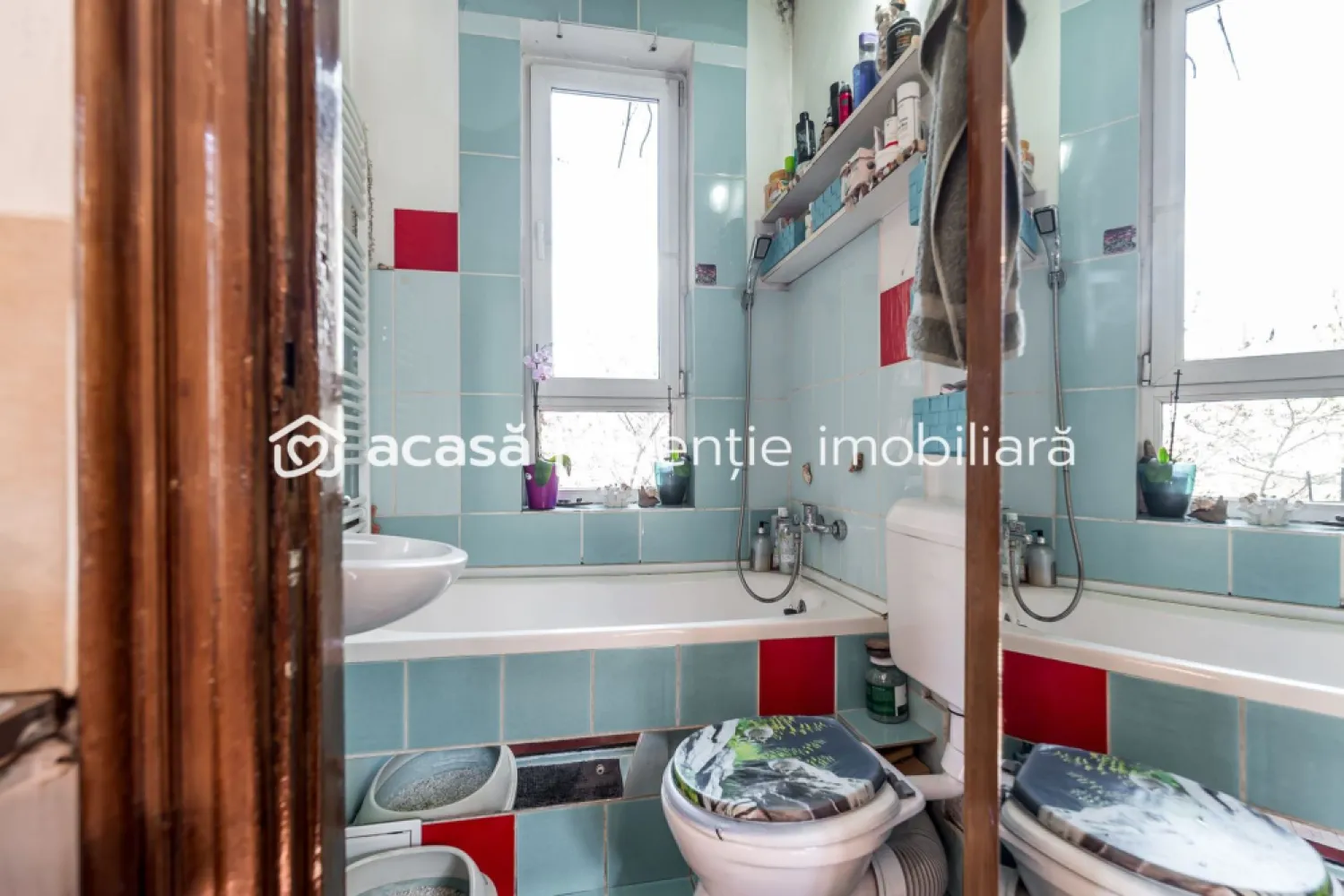 Apartament 2 camere ultracentral + spațiu bonus la demisol - Vă propunem spre vânzare un apartament deosebit prin configurația și amplasarea sa, situat în zona ultracentrală a Aradului, pe o stradă liniștită, ferită de zgomotul marilor bulevarde, dar aproape de toate punctele de interes ale orașului. Proprietatea reprezintă o oportunitate rară de investiție (2 în 1), fiind compusă dintr-un apartament principal și un spațiu suplimentar util, după cum urmează: 1. Apartamentul de la Etajul 1: Compartimentare ingenioasă: 2 camere amenajate pentru a maximiza fiecare metru pătrat. Dotări: baie cu lumină naturală și vedere (view), balcon cochet ideal pentru momente de relaxare. Atmosferă: Spațiu luminos, primitor, perfect pentru un cuplu tânăr sau studenți. 2. Spațiul de la Demisol (Inclus în preț): Compus din o cameră și o baie suplimentară. Poate fi utilizat ca birou privat (ideal pentru remote work), atelier/spațiu de hobby sau poate fi amenajat pentru închiriere separată, generând astfel un venit pasiv care să acopere o parte din cheltuieli sau rată. Caracteristici cheie: + Localizare: Ultracentral – Arad + Regim înălțime: Etaj 1 + Demisol + Stare: Amenajat, gata de utilizare + Ideal pentru: Locuință proprie, Airbnb, regim hotelier sau birou. Preț listare: 58.000 € | COMISION 0% 📞 Pentru mai multe detalii și programarea unei vizionări: Sebastian Nica – 0722 252 639 Servicii suplimentare gratuite: Finanțare: nu dispui de toată suma? Te ajutăm gratuit să obții cea mai bună ofertă de creditare de la 16 bănci partenere. Evaluare: ai o proprietate de vânzare în Arad? Sună-mă pentru o evaluare gratuită și corectă în piața actuală. Birou: ACASĂ | Agenție imobiliară Arad Bulevardul Decebal 2, Arad 310133 }}