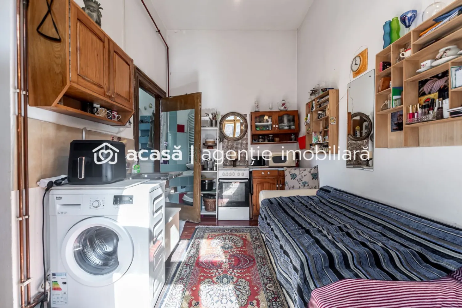 Apartament 2 camere ultracentral + spațiu bonus la demisol - Vă propunem spre vânzare un apartament deosebit prin configurația și amplasarea sa, situat în zona ultracentrală a Aradului, pe o stradă liniștită, ferită de zgomotul marilor bulevarde, dar aproape de toate punctele de interes ale orașului. Proprietatea reprezintă o oportunitate rară de investiție (2 în 1), fiind compusă dintr-un apartament principal și un spațiu suplimentar util, după cum urmează: 1. Apartamentul de la Etajul 1: Compartimentare ingenioasă: 2 camere amenajate pentru a maximiza fiecare metru pătrat. Dotări: baie cu lumină naturală și vedere (view), balcon cochet ideal pentru momente de relaxare. Atmosferă: Spațiu luminos, primitor, perfect pentru un cuplu tânăr sau studenți. 2. Spațiul de la Demisol (Inclus în preț): Compus din o cameră și o baie suplimentară. Poate fi utilizat ca birou privat (ideal pentru remote work), atelier/spațiu de hobby sau poate fi amenajat pentru închiriere separată, generând astfel un venit pasiv care să acopere o parte din cheltuieli sau rată. Caracteristici cheie: + Localizare: Ultracentral – Arad + Regim înălțime: Etaj 1 + Demisol + Stare: Amenajat, gata de utilizare + Ideal pentru: Locuință proprie, Airbnb, regim hotelier sau birou. Preț listare: 58.000 € | COMISION 0% 📞 Pentru mai multe detalii și programarea unei vizionări: Sebastian Nica – 0722 252 639 Servicii suplimentare gratuite: Finanțare: nu dispui de toată suma? Te ajutăm gratuit să obții cea mai bună ofertă de creditare de la 16 bănci partenere. Evaluare: ai o proprietate de vânzare în Arad? Sună-mă pentru o evaluare gratuită și corectă în piața actuală. Birou: ACASĂ | Agenție imobiliară Arad Bulevardul Decebal 2, Arad 310133 }}