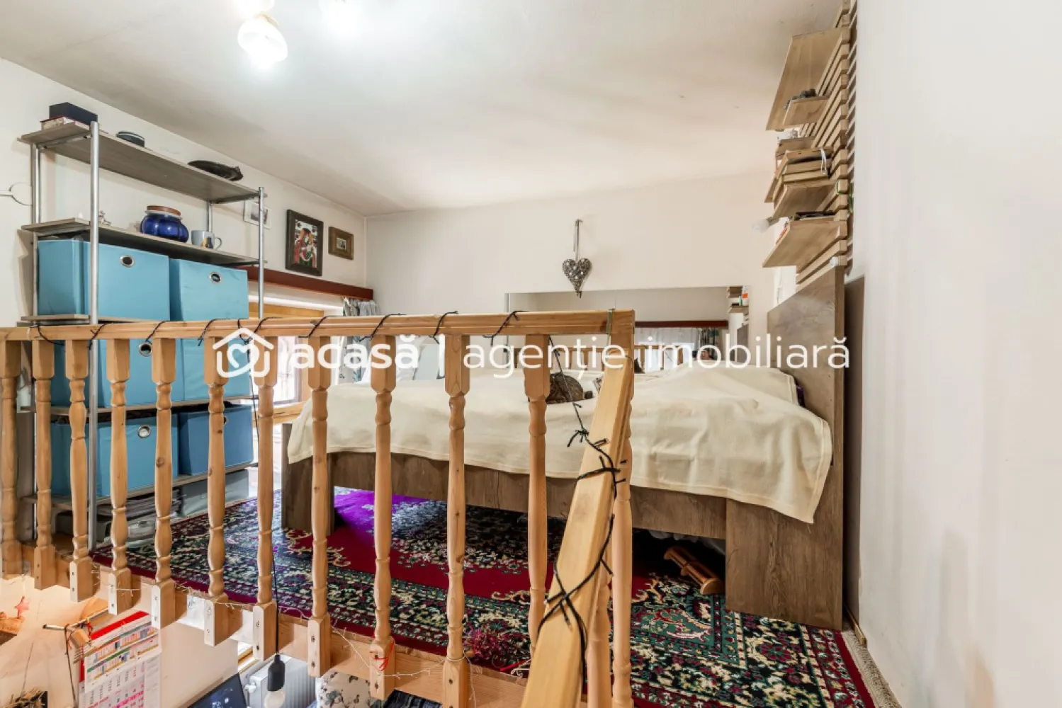 Apartament 2 camere ultracentral + spațiu bonus la demisol - Vă propunem spre vânzare un apartament deosebit prin configurația și amplasarea sa, situat în zona ultracentrală a Aradului, pe o stradă liniștită, ferită de zgomotul marilor bulevarde, dar aproape de toate punctele de interes ale orașului. Proprietatea reprezintă o oportunitate rară de investiție (2 în 1), fiind compusă dintr-un apartament principal și un spațiu suplimentar util, după cum urmează: 1. Apartamentul de la Etajul 1: Compartimentare ingenioasă: 2 camere amenajate pentru a maximiza fiecare metru pătrat. Dotări: baie cu lumină naturală și vedere (view), balcon cochet ideal pentru momente de relaxare. Atmosferă: Spațiu luminos, primitor, perfect pentru un cuplu tânăr sau studenți. 2. Spațiul de la Demisol (Inclus în preț): Compus din o cameră și o baie suplimentară. Poate fi utilizat ca birou privat (ideal pentru remote work), atelier/spațiu de hobby sau poate fi amenajat pentru închiriere separată, generând astfel un venit pasiv care să acopere o parte din cheltuieli sau rată. Caracteristici cheie: + Localizare: Ultracentral – Arad + Regim înălțime: Etaj 1 + Demisol + Stare: Amenajat, gata de utilizare + Ideal pentru: Locuință proprie, Airbnb, regim hotelier sau birou. Preț listare: 58.000 € | COMISION 0% 📞 Pentru mai multe detalii și programarea unei vizionări: Sebastian Nica – 0722 252 639 Servicii suplimentare gratuite: Finanțare: nu dispui de toată suma? Te ajutăm gratuit să obții cea mai bună ofertă de creditare de la 16 bănci partenere. Evaluare: ai o proprietate de vânzare în Arad? Sună-mă pentru o evaluare gratuită și corectă în piața actuală. Birou: ACASĂ | Agenție imobiliară Arad Bulevardul Decebal 2, Arad 310133 }}