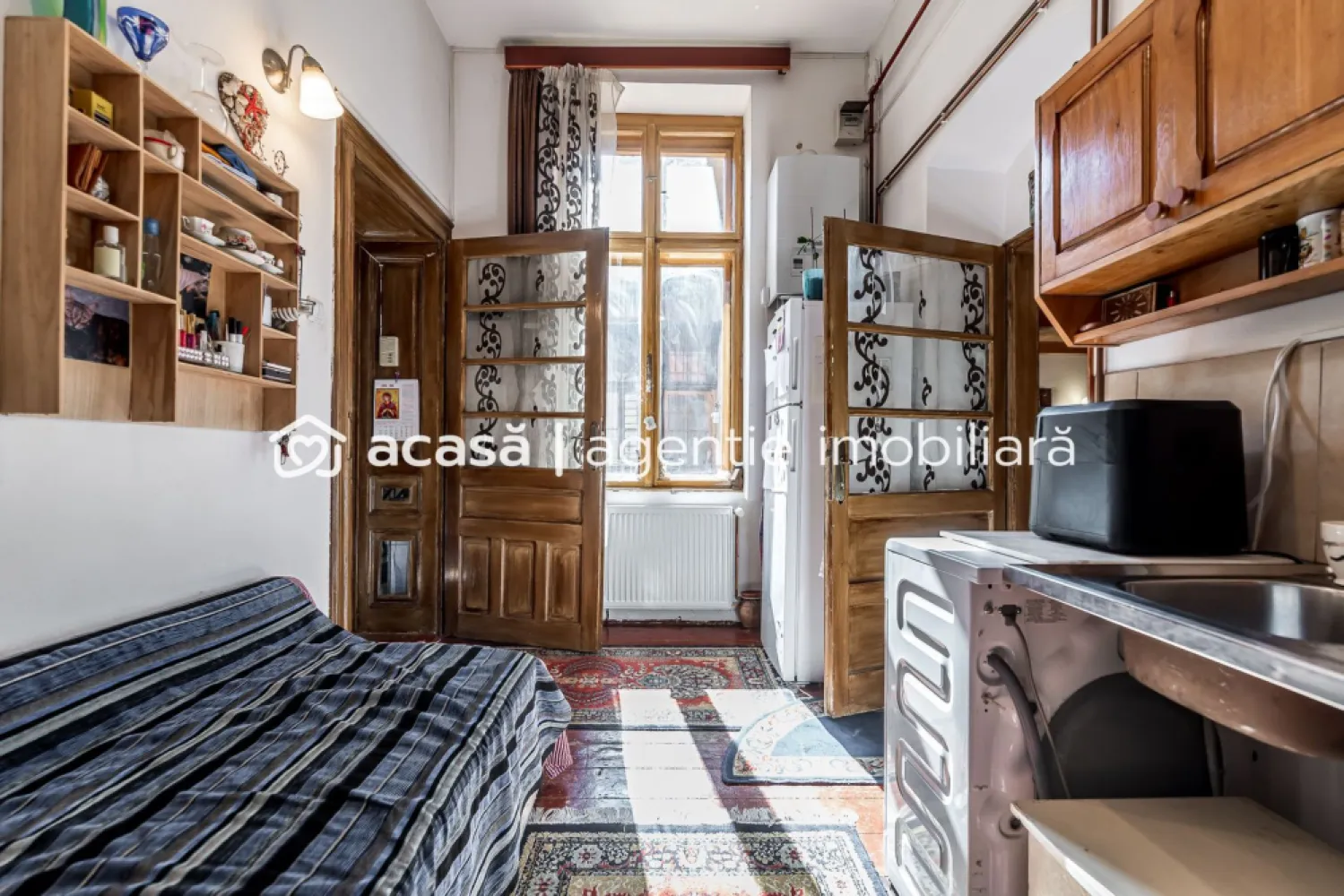 Apartament 2 camere ultracentral + spațiu bonus la demisol - Vă propunem spre vânzare un apartament deosebit prin configurația și amplasarea sa, situat în zona ultracentrală a Aradului, pe o stradă liniștită, ferită de zgomotul marilor bulevarde, dar aproape de toate punctele de interes ale orașului. Proprietatea reprezintă o oportunitate rară de investiție (2 în 1), fiind compusă dintr-un apartament principal și un spațiu suplimentar util, după cum urmează: 1. Apartamentul de la Etajul 1: Compartimentare ingenioasă: 2 camere amenajate pentru a maximiza fiecare metru pătrat. Dotări: baie cu lumină naturală și vedere (view), balcon cochet ideal pentru momente de relaxare. Atmosferă: Spațiu luminos, primitor, perfect pentru un cuplu tânăr sau studenți. 2. Spațiul de la Demisol (Inclus în preț): Compus din o cameră și o baie suplimentară. Poate fi utilizat ca birou privat (ideal pentru remote work), atelier/spațiu de hobby sau poate fi amenajat pentru închiriere separată, generând astfel un venit pasiv care să acopere o parte din cheltuieli sau rată. Caracteristici cheie: + Localizare: Ultracentral – Arad + Regim înălțime: Etaj 1 + Demisol + Stare: Amenajat, gata de utilizare + Ideal pentru: Locuință proprie, Airbnb, regim hotelier sau birou. Preț listare: 58.000 € | COMISION 0% 📞 Pentru mai multe detalii și programarea unei vizionări: Sebastian Nica – 0722 252 639 Servicii suplimentare gratuite: Finanțare: nu dispui de toată suma? Te ajutăm gratuit să obții cea mai bună ofertă de creditare de la 16 bănci partenere. Evaluare: ai o proprietate de vânzare în Arad? Sună-mă pentru o evaluare gratuită și corectă în piața actuală. Birou: ACASĂ | Agenție imobiliară Arad Bulevardul Decebal 2, Arad 310133 }}