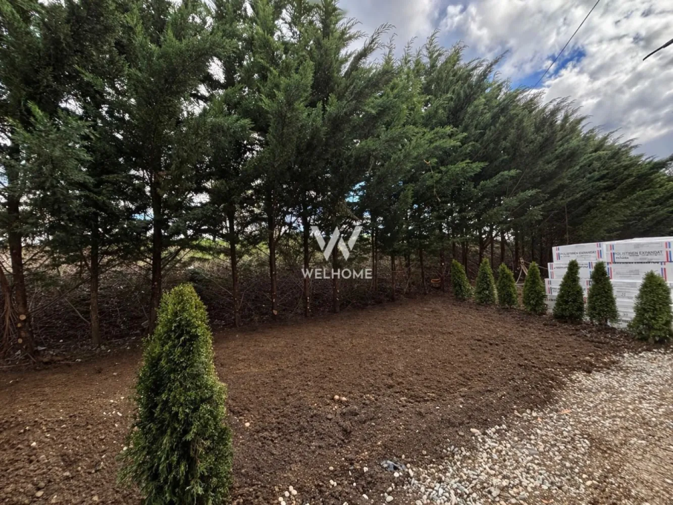 Apartament 2 camere cu grădină proprie de 50 mp - !!! Ofertă: doar luna aprilie ai 2 locuri de parcare incluse în preț. Descoperă confortul unui apartament modern situat la parterul unei vile, într-un complex rezidențial nou, înconjurat de natură – ideal pentru relaxare și un stil de viață echilibrat. Suprafață utilă: 49 mp Grădină privată: 50 mp – perfectă pentru momente de relaxare, joacă sau seri de grătar Compartimentare inteligentă: • Living spațios cu bucătărie open-space (30 mp) • Dormitor matrimonial confortabil (13 mp) • Baie cu geam • Hol Dotări moderne - Încălzire prin pompă de căldură – eficiență ridicată și costuri reduse de întreținere Loc de parcare inclus în preț. Prețuri: • 90.000 € + TVA – semifinisat • 100.000 € + TVA – finisat la cheie Termen de predare: mai 2026 Contactează-ne acum pentru mai multe detalii sau pentru a programa o vizionare! Acest apartament este alegerea ideală atât pentru locuință proprie, cât și pentru investiție. Detalii și vizionări: Laura - 0743030351