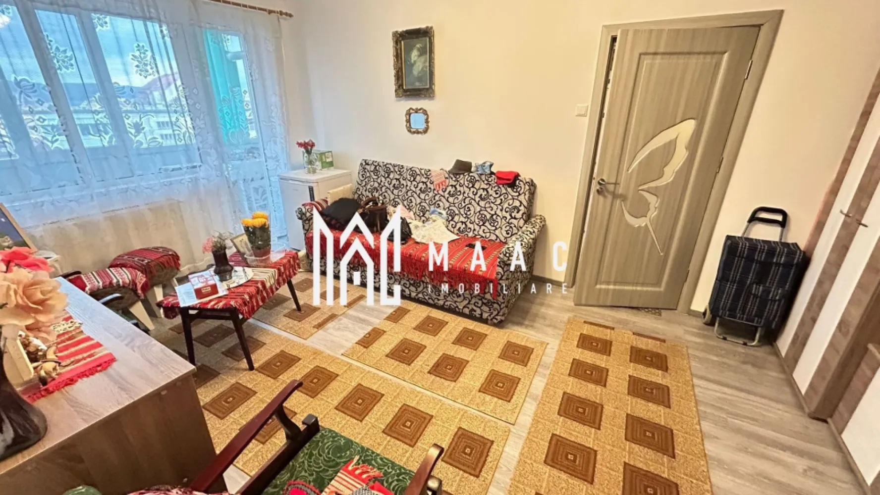 Apartament 2 camere I B-ul Mihai Viteazu I 48 mp utili + balcon 7 mp - MAAC Imobiliare vă propune spre vânzare un apartament cu 2 camere, situat pe Bulevardul Mihai Viteazu, într-o zonă foarte bine cotată.aproape de piața alimentară, stații de autobuz, farmacii, școli și licee. Detalii proprietate: Suprafață utilă: 48 mp Balcon închis cu termopan: 7 mp Etaj: 5 / 10 Instalația electrică complet schimbată Configurație: Hol de acces cu intrare în bucătărie și living (ambele cu ieșire în balcon). Al doilea hol cu spațiu dedicat pentru depozitare Dormitor spațios Baie cu geam de aerisire Parcarea se face stradal. În imediata apropiere se găsesc centre comerciale, de invatamant, statii pentru transportul in comun Apartamentul este luminos, bine întreținut și amplasat într-o zonă cu infrastructură completă, oferind confort și accesibilitate. Pentru mai multe informații și programări la vizionare, vă rugăm să menționați ID anunț: CP2803520 }}