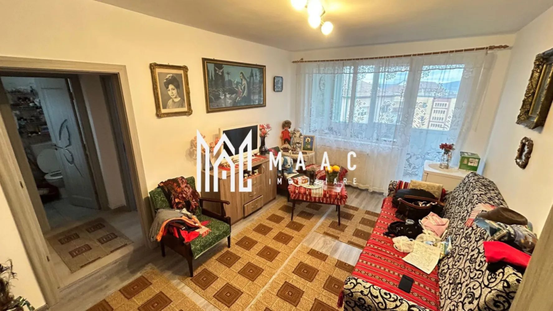 Apartament 2 camere I B-ul Mihai Viteazu I 48 mp utili + balcon 7 mp - MAAC Imobiliare vă propune spre vânzare un apartament cu 2 camere, situat pe Bulevardul Mihai Viteazu, într-o zonă foarte bine cotată.aproape de piața alimentară, stații de autobuz, farmacii, școli și licee. Detalii proprietate: Suprafață utilă: 48 mp Balcon închis cu termopan: 7 mp Etaj: 5 / 10 Instalația electrică complet schimbată Configurație: Hol de acces cu intrare în bucătărie și living (ambele cu ieșire în balcon). Al doilea hol cu spațiu dedicat pentru depozitare Dormitor spațios Baie cu geam de aerisire Parcarea se face stradal. În imediata apropiere se găsesc centre comerciale, de invatamant, statii pentru transportul in comun Apartamentul este luminos, bine întreținut și amplasat într-o zonă cu infrastructură completă, oferind confort și accesibilitate. Pentru mai multe informații și programări la vizionare, vă rugăm să menționați ID anunț: CP2803520 }}