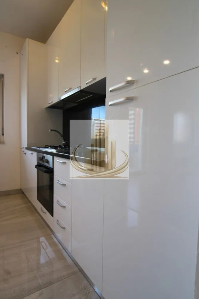 Apartament cu 2 camere, Torontalului, Ideal pentru investitie - Agenția Grand Mobilis Imobiliare vă oferă spre vânzare un apartament cu 2 camere cochet, situat la etajul 2 al unui imobil prevăzut cu lift, construit în anul 2008 și bine întreținut (fațadă renovată in 2026). Apartamentul este compartimentat eficient, având dormitor și living open-space cu bucătăria, fiind ideal pentru un stil de viață modern. Se vinde complet mobilat și utilat, pregătit pentru mutare imediată sau pentru continuarea activității de închiriere. Dotări și avantaje: centrală termică proprie aer condiționat balcon loc de parcare suprateran (acces cu barieră) clasă energetică A Proprietatea este situată în zona Torontalului, în apropiere de școli, magazine și la aproximativ 10 minute de centrul orașului, cu acces facil către puncte de interes precum Iulius Town. Reprezintă o oportunitate excelentă atât pentru locuință proprie (ideal pentru un cuplu), cât și pentru investiție, având un randament foarte bun – în prezent fiind închiriat la 420 €/lună. Pentru mai multe detalii și programarea unei vizionări, vă stăm la dispoziție. ID Intern: CP3026340