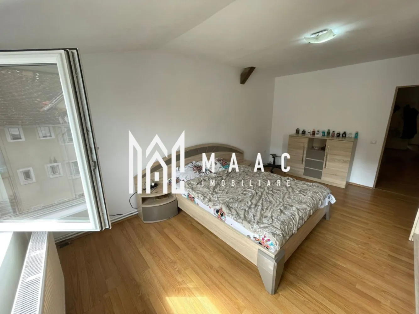 Clădire Centrală Investitie I Sibiu I Birouri și Apartament - MAAC Imobiliare vă propune spre vânzare un imobil situat într-o zonă centrală, pe strada Rennes, ideal pentru investiție sau dezvoltare, datorită compartimentării flexibile și poziționării excelente.

Proprietatea este dispusă pe mai multe niveluri (demisol, subsol, parter și etaj) și este în prezent integral închiriată, generând venituri constante.

Compartimentare:
Demisol și subsol: spațiu destinat producției, include garaj și depozit
Parter: 2 camere și baie, utilizate ca spații de birouri
Etaj: apartament compus din 2 camere, bucătărie și baie

Suprafețe:
Apartament: 60 mp
Spații birouri: 60 mp
Spațiu comercial / producție: 120 mp
Garaj + depozit: 50 mp
Suprafață utilă totală: aproximativ 290 mp

Avantaje:
Localizare centrală, cu acces facil
Acces din două străzi – ideal pentru utilizări multiple
Imobil deja închiriat – randament imediat
Potențial ridicat de închiriere pe toate segmentele: rezidențial, office, comercial
Posibilitate de recompartimentare în funcție de proiect
Ideal pentru investitori sau dezvoltatori

Imobilul permite multiple scenarii de exploatare: conversie în apartamente, spații de birouri, spațiu comercial sau concept mixt rezidențial–comercial, într-o zonă cu cerere constantă și vizibilitate foarte bună.
Pentru detalii suplimentare, consultanță sau programarea unei vizionări, va rugăm să ne contactati specificand ID: CP2890461.