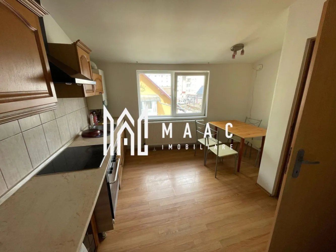 Clădire Centrală Investitie I Sibiu I Birouri și Apartament - MAAC Imobiliare vă propune spre vânzare un imobil situat într-o zonă centrală, pe strada Rennes, ideal pentru investiție sau dezvoltare, datorită compartimentării flexibile și poziționării excelente.

Proprietatea este dispusă pe mai multe niveluri (demisol, subsol, parter și etaj) și este în prezent integral închiriată, generând venituri constante.

Compartimentare:
Demisol și subsol: spațiu destinat producției, include garaj și depozit
Parter: 2 camere și baie, utilizate ca spații de birouri
Etaj: apartament compus din 2 camere, bucătărie și baie

Suprafețe:
Apartament: 60 mp
Spații birouri: 60 mp
Spațiu comercial / producție: 120 mp
Garaj + depozit: 50 mp
Suprafață utilă totală: aproximativ 290 mp

Avantaje:
Localizare centrală, cu acces facil
Acces din două străzi – ideal pentru utilizări multiple
Imobil deja închiriat – randament imediat
Potențial ridicat de închiriere pe toate segmentele: rezidențial, office, comercial
Posibilitate de recompartimentare în funcție de proiect
Ideal pentru investitori sau dezvoltatori

Imobilul permite multiple scenarii de exploatare: conversie în apartamente, spații de birouri, spațiu comercial sau concept mixt rezidențial–comercial, într-o zonă cu cerere constantă și vizibilitate foarte bună.
Pentru detalii suplimentare, consultanță sau programarea unei vizionări, va rugăm să ne contactati specificand ID: CP2890461.