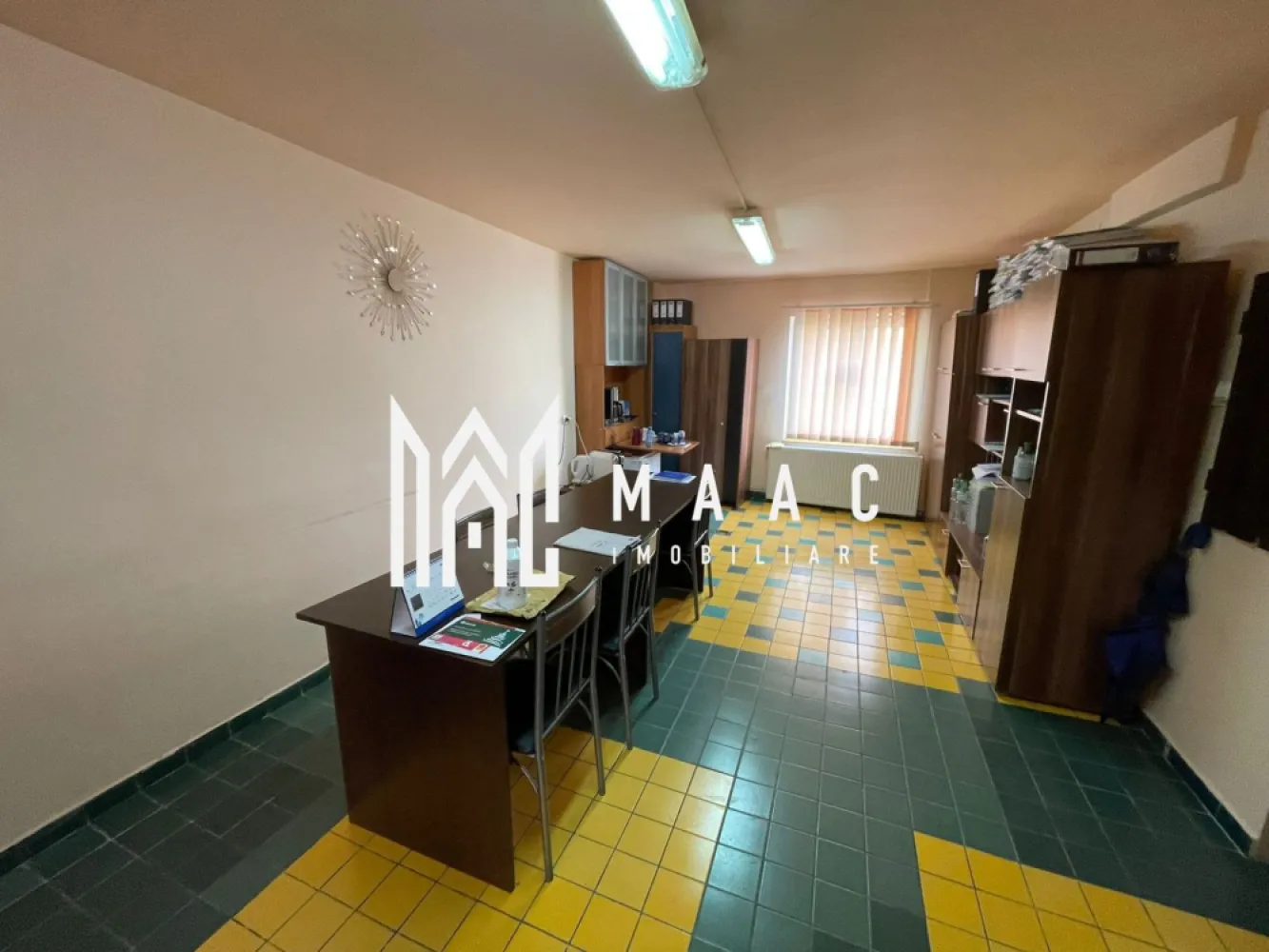 Clădire Centrală Investitie I Sibiu I Birouri și Apartament - MAAC Imobiliare vă propune spre vânzare un imobil situat într-o zonă centrală, pe strada Rennes, ideal pentru investiție sau dezvoltare, datorită compartimentării flexibile și poziționării excelente.

Proprietatea este dispusă pe mai multe niveluri (demisol, subsol, parter și etaj) și este în prezent integral închiriată, generând venituri constante.

Compartimentare:
Demisol și subsol: spațiu destinat producției, include garaj și depozit
Parter: 2 camere și baie, utilizate ca spații de birouri
Etaj: apartament compus din 2 camere, bucătărie și baie

Suprafețe:
Apartament: 60 mp
Spații birouri: 60 mp
Spațiu comercial / producție: 120 mp
Garaj + depozit: 50 mp
Suprafață utilă totală: aproximativ 290 mp

Avantaje:
Localizare centrală, cu acces facil
Acces din două străzi – ideal pentru utilizări multiple
Imobil deja închiriat – randament imediat
Potențial ridicat de închiriere pe toate segmentele: rezidențial, office, comercial
Posibilitate de recompartimentare în funcție de proiect
Ideal pentru investitori sau dezvoltatori

Imobilul permite multiple scenarii de exploatare: conversie în apartamente, spații de birouri, spațiu comercial sau concept mixt rezidențial–comercial, într-o zonă cu cerere constantă și vizibilitate foarte bună.
Pentru detalii suplimentare, consultanță sau programarea unei vizionări, va rugăm să ne contactati specificand ID: CP2890461.