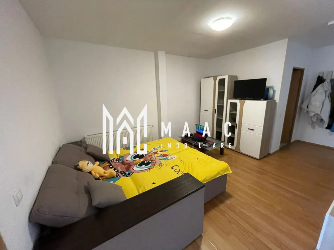 Clădire Centrală Investitie I Sibiu I Birouri și Apartament - MAAC Imobiliare vă propune spre vânzare un imobil situat într-o zonă centrală, pe strada Rennes, ideal pentru investiție sau dezvoltare, datorită compartimentării flexibile și poziționării excelente.

Proprietatea este dispusă pe mai multe niveluri (demisol, subsol, parter și etaj) și este în prezent integral închiriată, generând venituri constante.

Compartimentare:
Demisol și subsol: spațiu destinat producției, include garaj și depozit
Parter: 2 camere și baie, utilizate ca spații de birouri
Etaj: apartament compus din 2 camere, bucătărie și baie

Suprafețe:
Apartament: 60 mp
Spații birouri: 60 mp
Spațiu comercial / producție: 120 mp
Garaj + depozit: 50 mp
Suprafață utilă totală: aproximativ 290 mp

Avantaje:
Localizare centrală, cu acces facil
Acces din două străzi – ideal pentru utilizări multiple
Imobil deja închiriat – randament imediat
Potențial ridicat de închiriere pe toate segmentele: rezidențial, office, comercial
Posibilitate de recompartimentare în funcție de proiect
Ideal pentru investitori sau dezvoltatori

Imobilul permite multiple scenarii de exploatare: conversie în apartamente, spații de birouri, spațiu comercial sau concept mixt rezidențial–comercial, într-o zonă cu cerere constantă și vizibilitate foarte bună.
Pentru detalii suplimentare, consultanță sau programarea unei vizionări, va rugăm să ne contactati specificand ID: CP2890461.