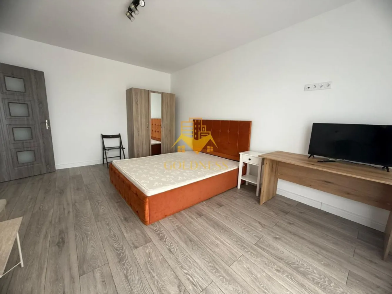 o camera decomandata, Manastur, Izlazului, Frunzișului, New City - GOLDNESS Imobiliare vă propune spre închiriere un apartament cu o camera complet mobilat și utilat, la etajul 3 într-un imobil de 4 etaje, în Cartierul Manastur . Se poate parca prin Zona Se află în apropierea stațiilor de transport în comun, magazine, restaurante, spații verzi, farmacii, etc. Apartamentul este compartimentat astfel: - dormitor cu pat matrimonial, dressing, noptiere - bucatarie complet utilată și mobilată, loc de servit masa - baie cu cabina de dus, calorifer port prosop și dulap pentru depozitare. - balcon de 4 mp. Imobilul este dotat cu toate cele necesare- centrală proprie, frigider, aragaz, hotă, mașină de spălat haine, etc. Dacă sunteți interesați de acest apartament și doriți să îl vizionați, dar și pentru alte oferte nu ezitați să ne contactați telefonic sau prin e-mail. Vă stăm la dispoziție! Pentru intermediere se percepe un comision de 50% din prețul chiriei! }}