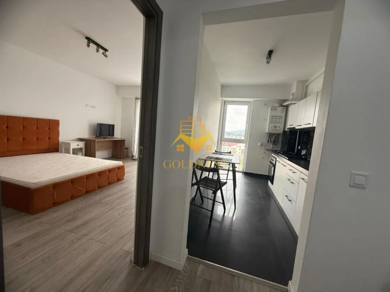 o camera decomandata, Manastur, Izlazului, Frunzișului, New City - GOLDNESS Imobiliare vă propune spre închiriere un apartament cu o camera complet mobilat și utilat, la etajul 3 într-un imobil de 4 etaje, în Cartierul Manastur . Se poate parca prin Zona Se află în apropierea stațiilor de transport în comun, magazine, restaurante, spații verzi, farmacii, etc. Apartamentul este compartimentat astfel: - dormitor cu pat matrimonial, dressing, noptiere - bucatarie complet utilată și mobilată, loc de servit masa - baie cu cabina de dus, calorifer port prosop și dulap pentru depozitare. - balcon de 4 mp. Imobilul este dotat cu toate cele necesare- centrală proprie, frigider, aragaz, hotă, mașină de spălat haine, etc. Dacă sunteți interesați de acest apartament și doriți să îl vizionați, dar și pentru alte oferte nu ezitați să ne contactați telefonic sau prin e-mail. Vă stăm la dispoziție! Pentru intermediere se percepe un comision de 50% din prețul chiriei! }}