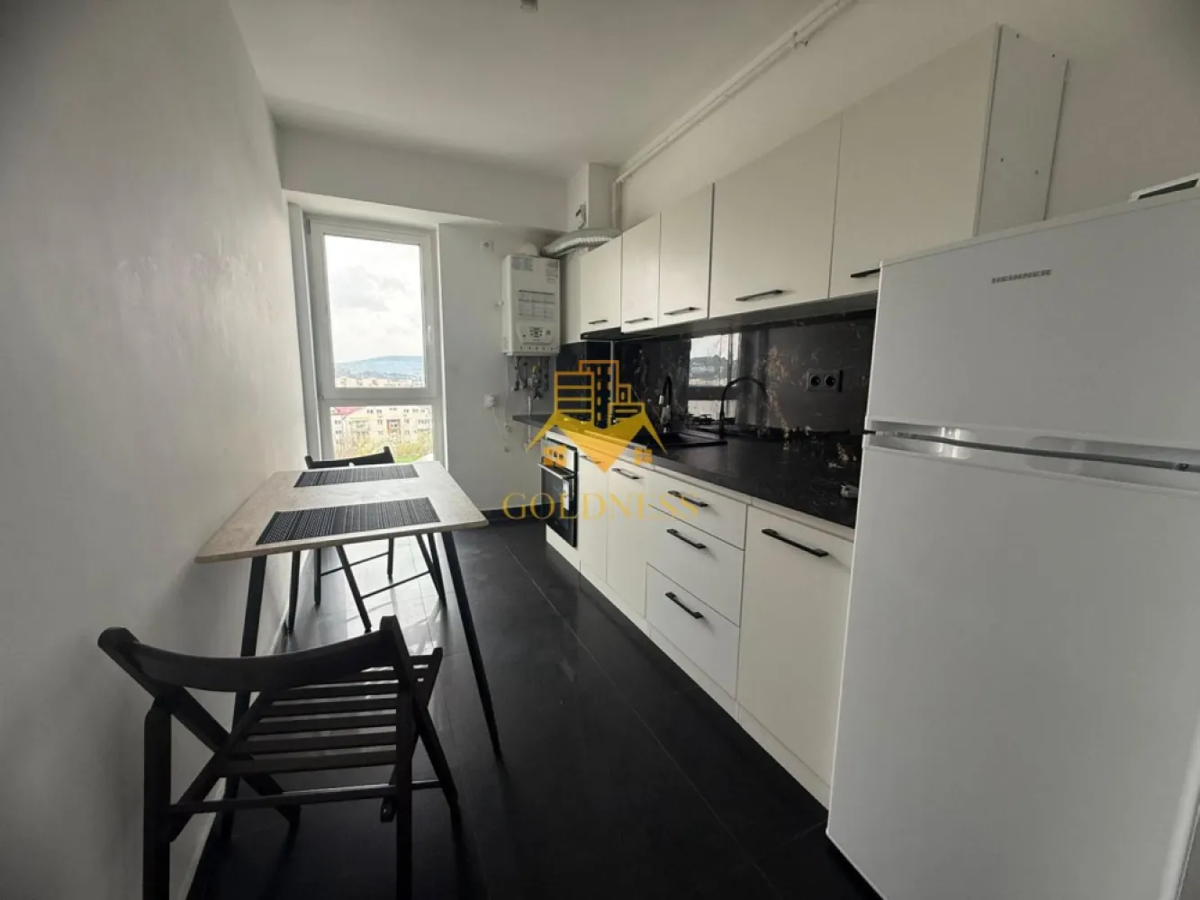 o camera decomandata, Manastur, Izlazului, Frunzișului, New City - GOLDNESS Imobiliare vă propune spre închiriere un apartament cu o camera complet mobilat și utilat, la etajul 3 într-un imobil de 4 etaje, în Cartierul Manastur . Se poate parca prin Zona Se află în apropierea stațiilor de transport în comun, magazine, restaurante, spații verzi, farmacii, etc. Apartamentul este compartimentat astfel: - dormitor cu pat matrimonial, dressing, noptiere - bucatarie complet utilată și mobilată, loc de servit masa - baie cu cabina de dus, calorifer port prosop și dulap pentru depozitare. - balcon de 4 mp. Imobilul este dotat cu toate cele necesare- centrală proprie, frigider, aragaz, hotă, mașină de spălat haine, etc. Dacă sunteți interesați de acest apartament și doriți să îl vizionați, dar și pentru alte oferte nu ezitați să ne contactați telefonic sau prin e-mail. Vă stăm la dispoziție! Pentru intermediere se percepe un comision de 50% din prețul chiriei! }}