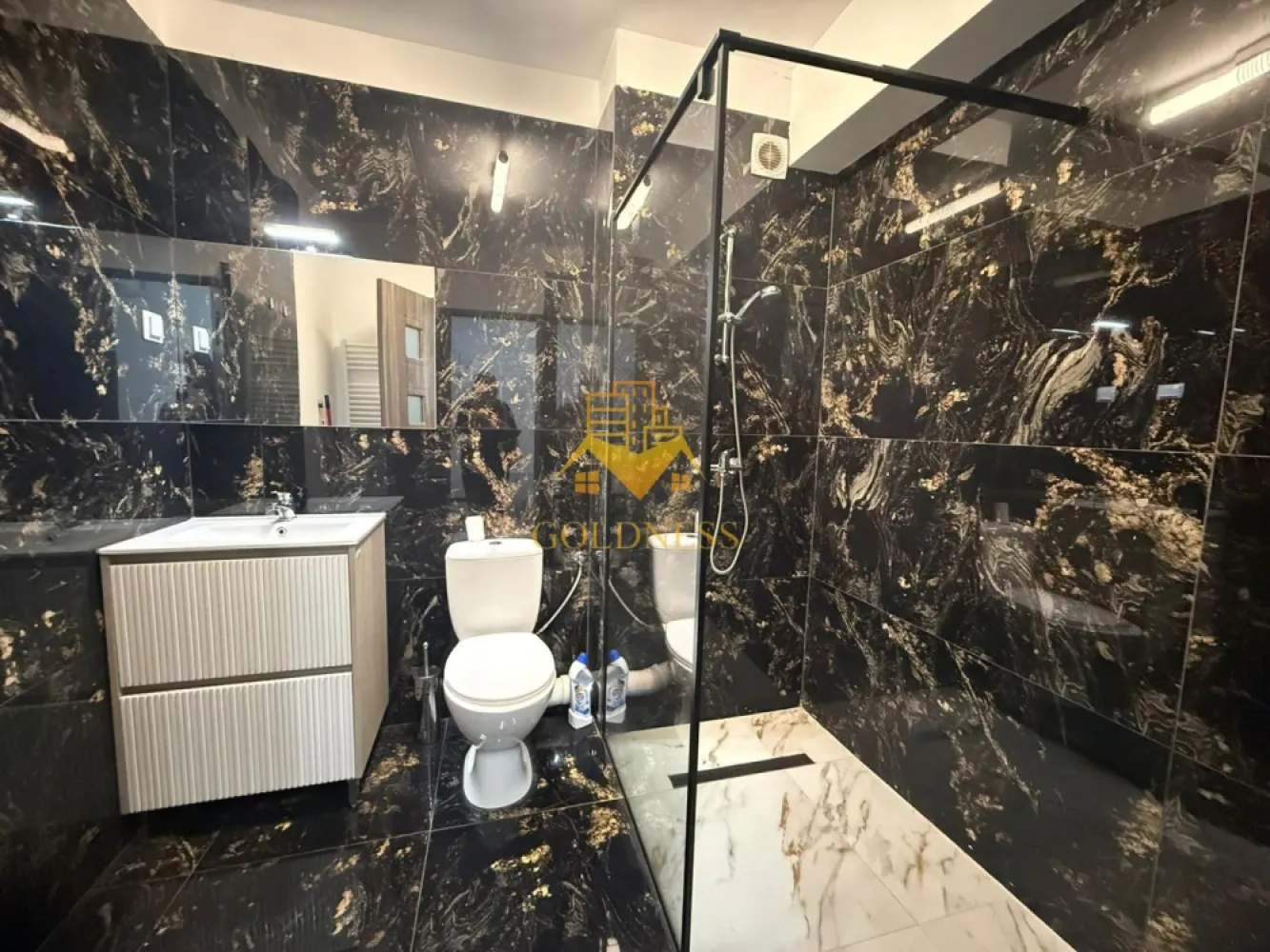 o camera decomandata, Manastur, Izlazului, Frunzișului, New City - GOLDNESS Imobiliare vă propune spre închiriere un apartament cu o camera complet mobilat și utilat, la etajul 3 într-un imobil de 4 etaje, în Cartierul Manastur . Se poate parca prin Zona Se află în apropierea stațiilor de transport în comun, magazine, restaurante, spații verzi, farmacii, etc. Apartamentul este compartimentat astfel: - dormitor cu pat matrimonial, dressing, noptiere - bucatarie complet utilată și mobilată, loc de servit masa - baie cu cabina de dus, calorifer port prosop și dulap pentru depozitare. - balcon de 4 mp. Imobilul este dotat cu toate cele necesare- centrală proprie, frigider, aragaz, hotă, mașină de spălat haine, etc. Dacă sunteți interesați de acest apartament și doriți să îl vizionați, dar și pentru alte oferte nu ezitați să ne contactați telefonic sau prin e-mail. Vă stăm la dispoziție! Pentru intermediere se percepe un comision de 50% din prețul chiriei! }}