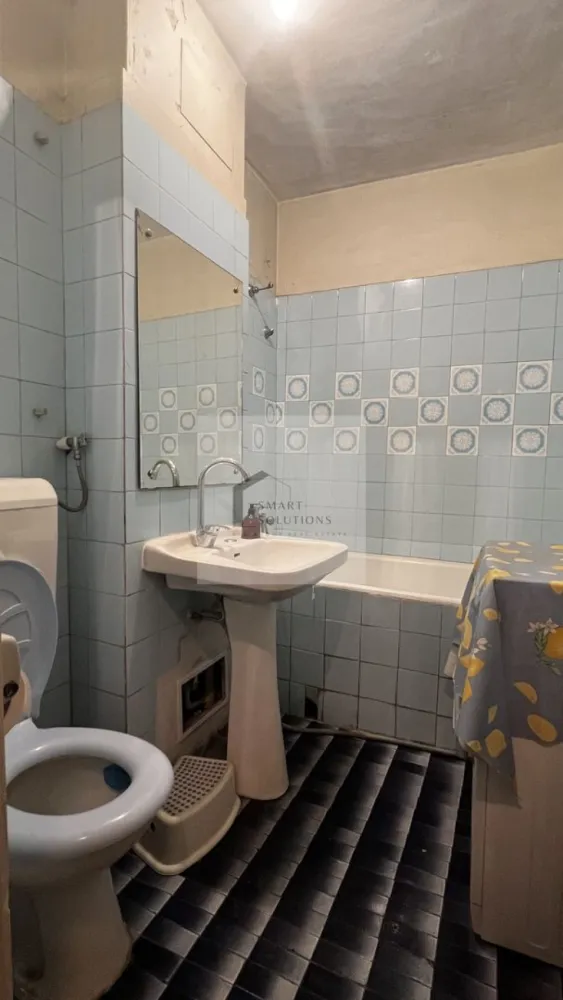 Apartament 3 camere – Dorobanți | Locație premium, potențial excelent - Acest apartament nu impresionează prin finisaje, deoarece necesită renovare completă, dar în imobiliare, criteriul care contează cu adevărat nu este starea actuală, ci locația. Iar aici vorbim despre Dorobanți, una dintre cele mai apreciate și stabile zone din București. Avantaje principale: poziționare excelentă, aproape de Piața Dorobanți zonă matură, cu infrastructură completă acces rapid către Floreasca, Primăverii și centru restaurante, cafenele, școli și servicii premium în proximitate clădire solidă Compartimentarea este practică, iar spațiul oferă multiple posibilități de reamenajare. Acest apartament poate fi transformat într-o locuință modernă sau într-o investiție cu randament bun. Un avantaj major: în Dorobanți, oferta este limitată, iar proprietățile bine poziționate își păstrează valoarea în timp. Suport complet în procesul de achiziție Pentru o experiență simplă și sigură, te pot sprijini cu: recomandare broker de credite experimentat, pentru identificarea celei mai avantajoase soluții de finanțare firmă specializată în renovări interioare, pentru transformarea completă a apartamentului recomandare notar de încredere, pentru un proces de tranzacționare clar, sigur și eficient Dacă îți dorești să personalizezi locuința exact după gustul tău, într-o zonă unde oportunitățile apar rar, acest apartament este o alegere potrivită. }}