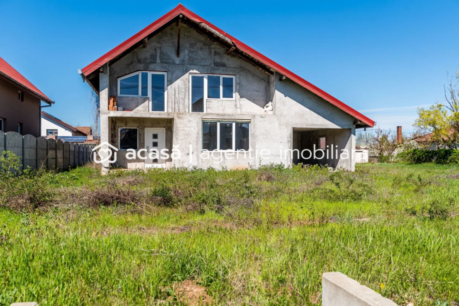 🏡 Casă P+1 la gri | 239 mp construiți | Călugareni -14 km de Arad - Oportunitate ideală pentru o familie care își dorește spațiu, liniște și aer curat, la doar 14 km de Arad. 📍 Locație: Călugăreni nr. 211, comuna Felnac 🏠 Regim înălțime: P+1E 📐 Suprafață construită: 239 mp 📏 Amprentă la sol: 143 mp 🌳 Suprafață teren: 605 mp 🚗 Garaj + curte generoasă Compartimentare: Parter: hol, living spațios, bucătărie cu terasă, cameră tehnică, baie ,garaj Etaj: hol 3 dormitoare, dressing, 2 băi, 2 balcoane Detalii: ✔ construcție din BCA ✔ acoperiș cu țiglă ✔ geamuri termopan ✔ instalații electrice realizate parțial ✔ instalații sanitare realizate parțial ✔ stadiu la gri – ideal pentru personalizare Casă spațioasă, cu compartimentare practică și teren generos, perfectă pentru locuire permanentă într-o zonă liniștită, cu acces rapid către oraș. 📞 Pentru informații și vizionări: Mihai Bica – Consultant imobiliar ACASA Arad 📱 0742543526 }}