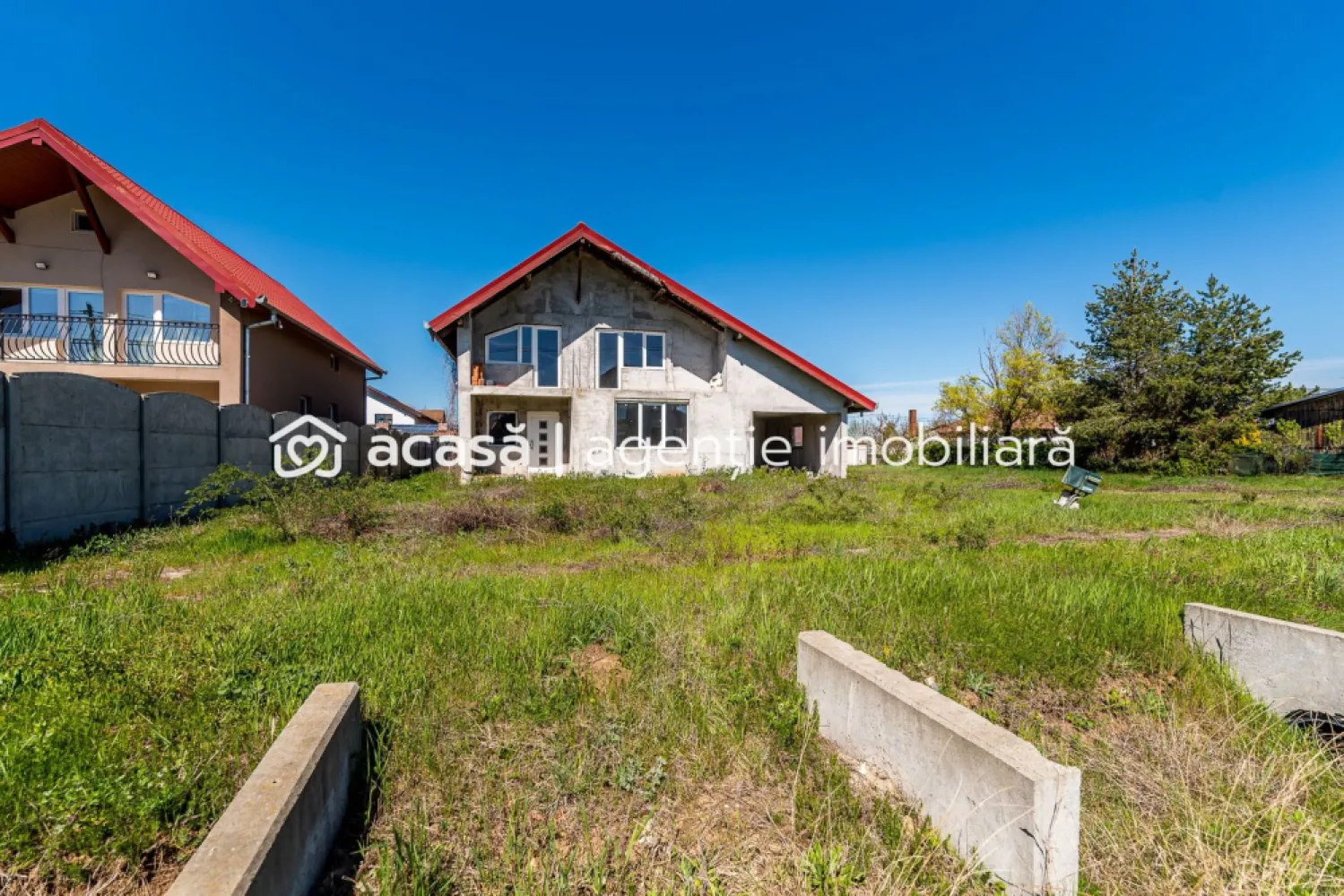 🏡 Casă P+1 la gri | 239 mp construiți | Călugareni -14 km de Arad - Oportunitate ideală pentru o familie care își dorește spațiu, liniște și aer curat, la doar 14 km de Arad. 📍 Locație: Călugăreni nr. 211, comuna Felnac 🏠 Regim înălțime: P+1E 📐 Suprafață construită: 239 mp 📏 Amprentă la sol: 143 mp 🌳 Suprafață teren: 605 mp 🚗 Garaj + curte generoasă Compartimentare: Parter: hol, living spațios, bucătărie cu terasă, cameră tehnică, baie ,garaj Etaj: hol 3 dormitoare, dressing, 2 băi, 2 balcoane Detalii: ✔ construcție din BCA ✔ acoperiș cu țiglă ✔ geamuri termopan ✔ instalații electrice realizate parțial ✔ instalații sanitare realizate parțial ✔ stadiu la gri – ideal pentru personalizare Casă spațioasă, cu compartimentare practică și teren generos, perfectă pentru locuire permanentă într-o zonă liniștită, cu acces rapid către oraș. 📞 Pentru informații și vizionări: Mihai Bica – Consultant imobiliar ACASA Arad 📱 0742543526 }}